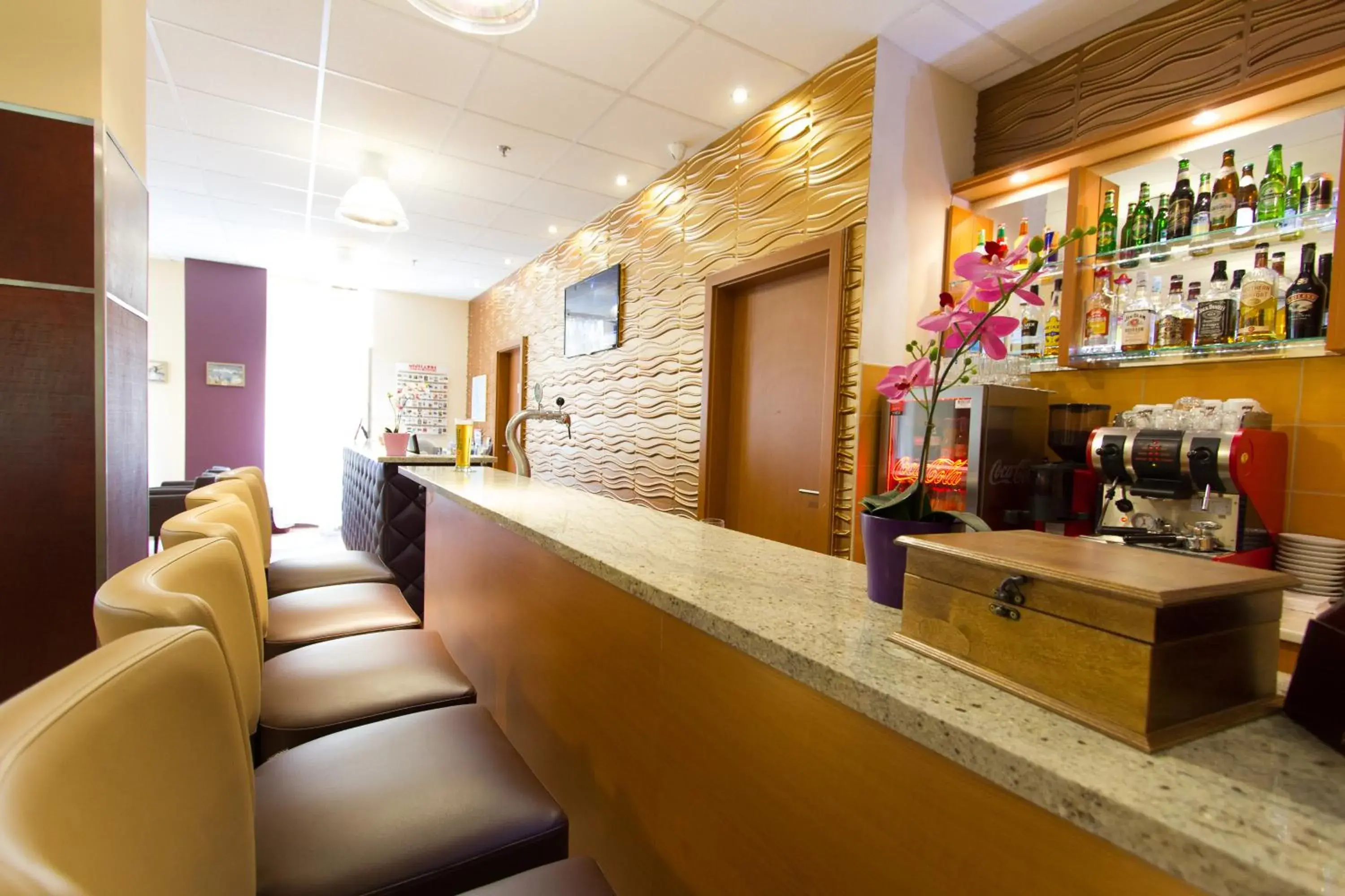 Lobby or reception, Lounge/Bar in Six Inn Hotel