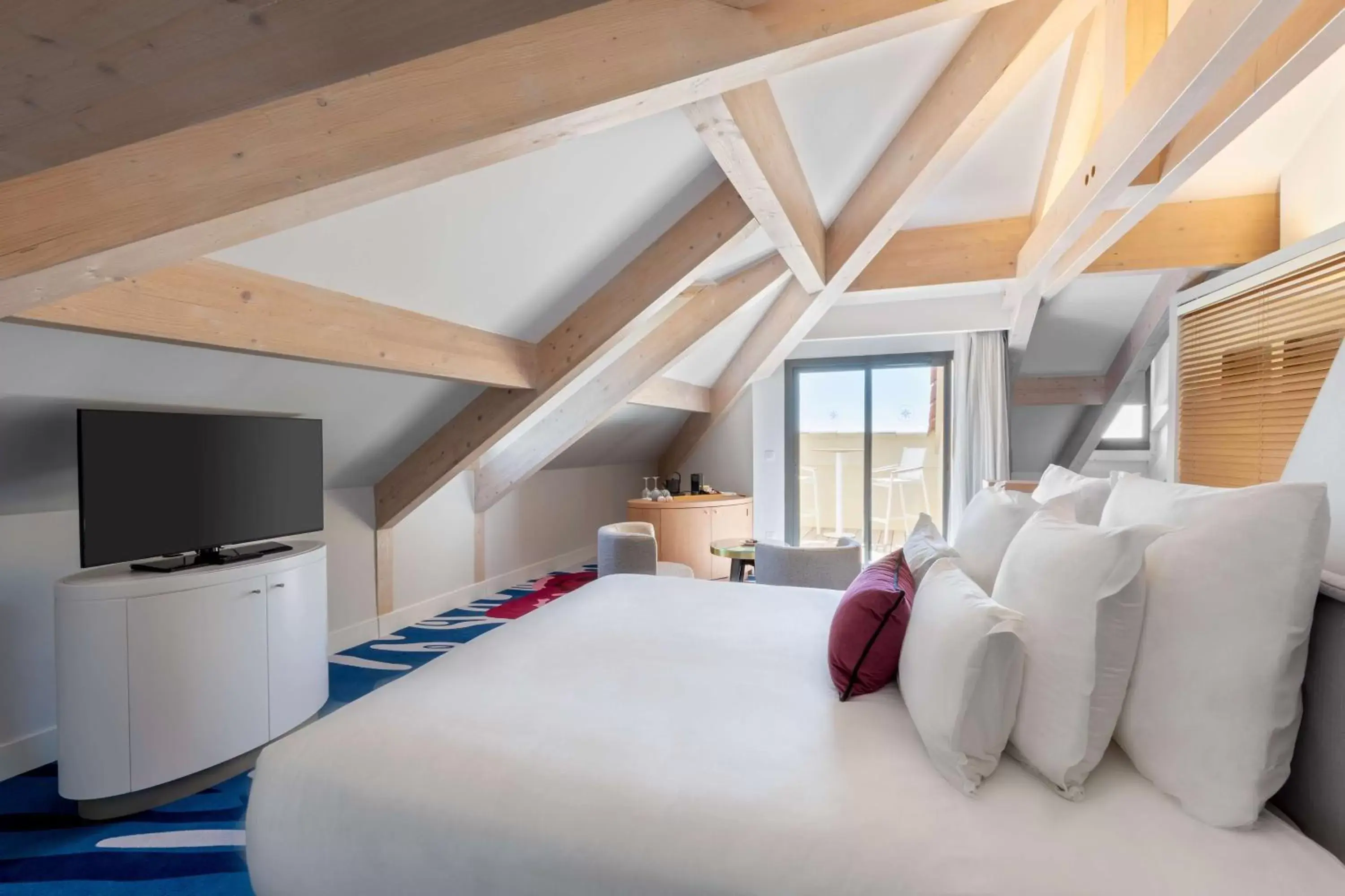 Bed in Eden Rose Grand Hotel BW Premier Collection Bed in Eden Rose Grand Hotel BW Premier Collection