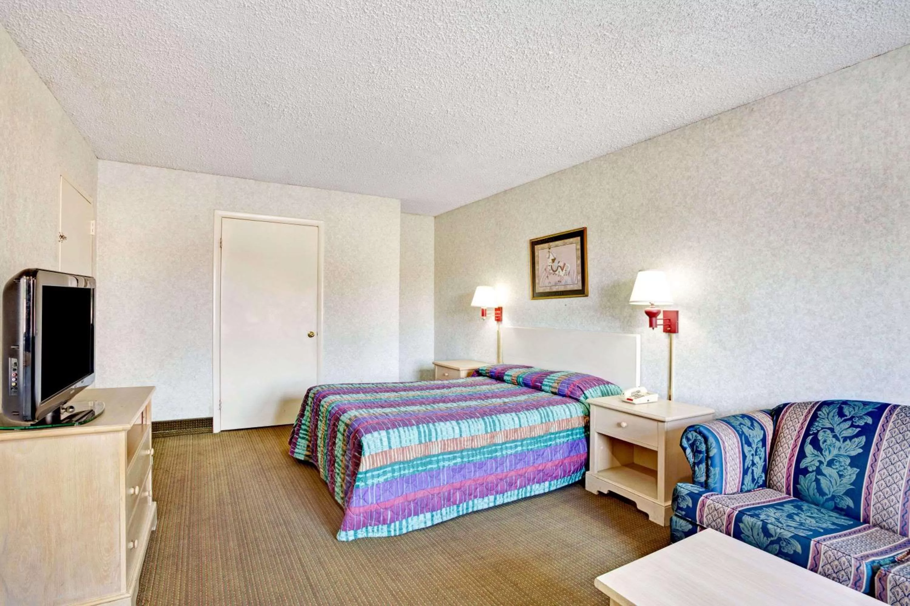Bedroom, Bed in Super 8 by Wyndham Fredericksburg