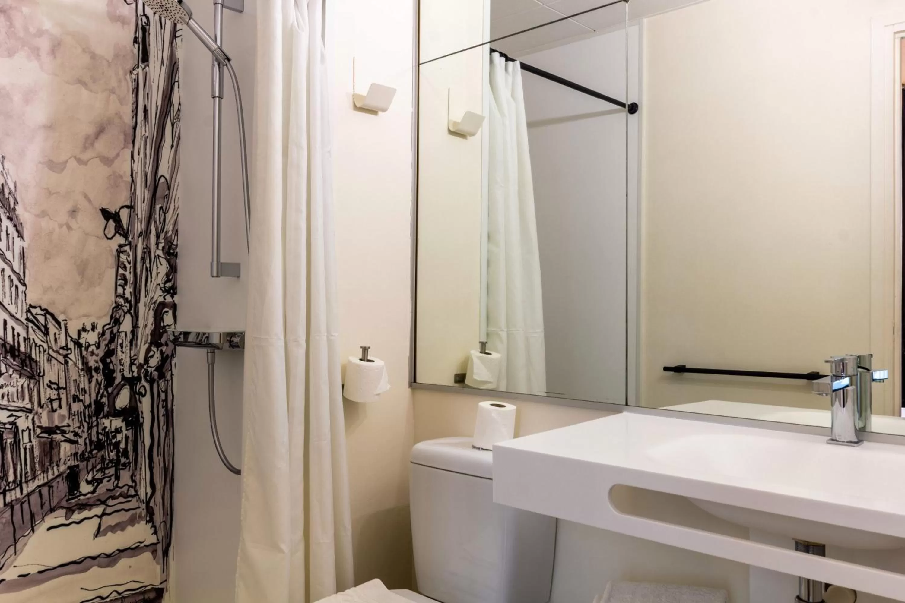 Shower in Hôtel de France