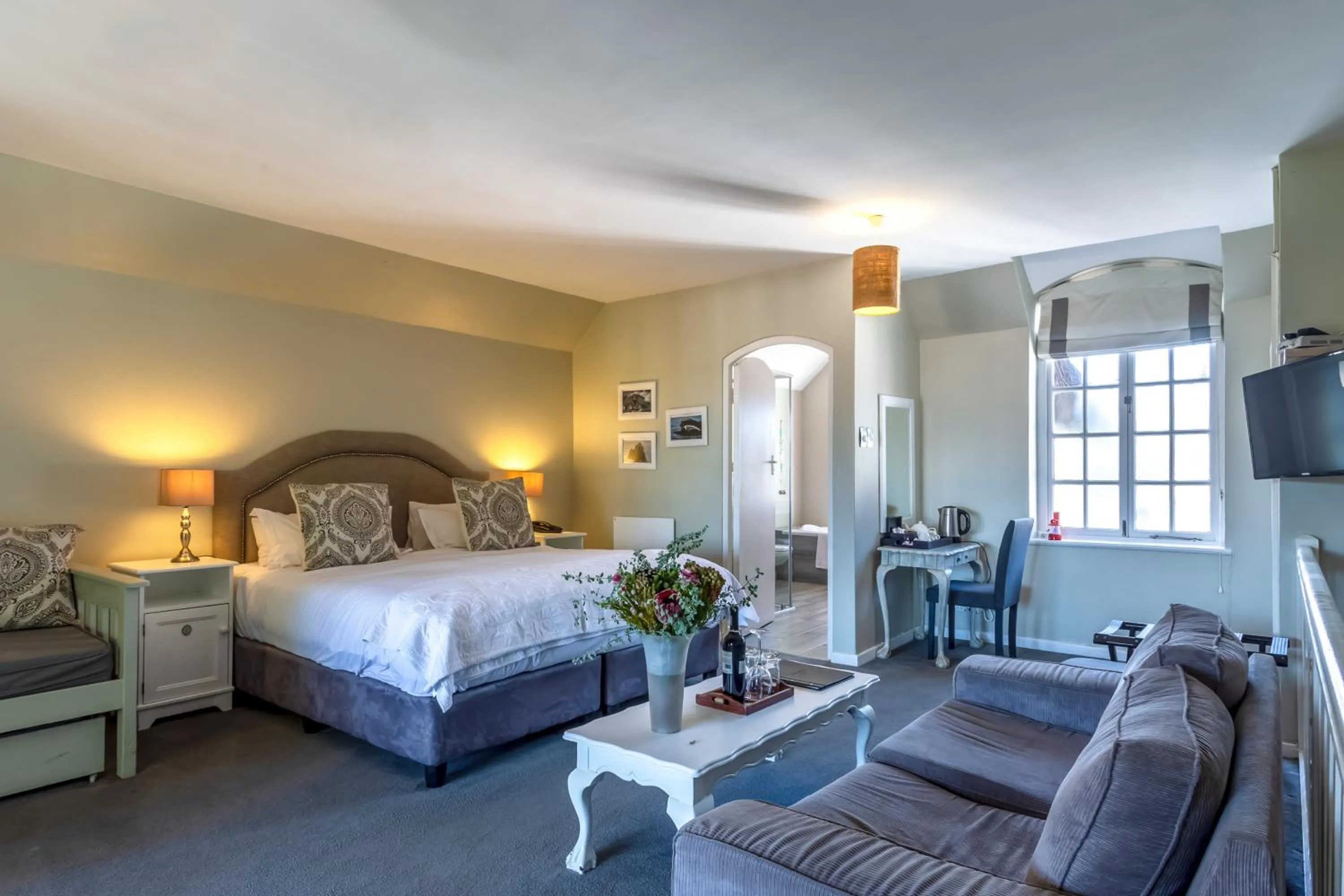 Photo of the whole room, Bed in Whale Rock Luxury Lodge