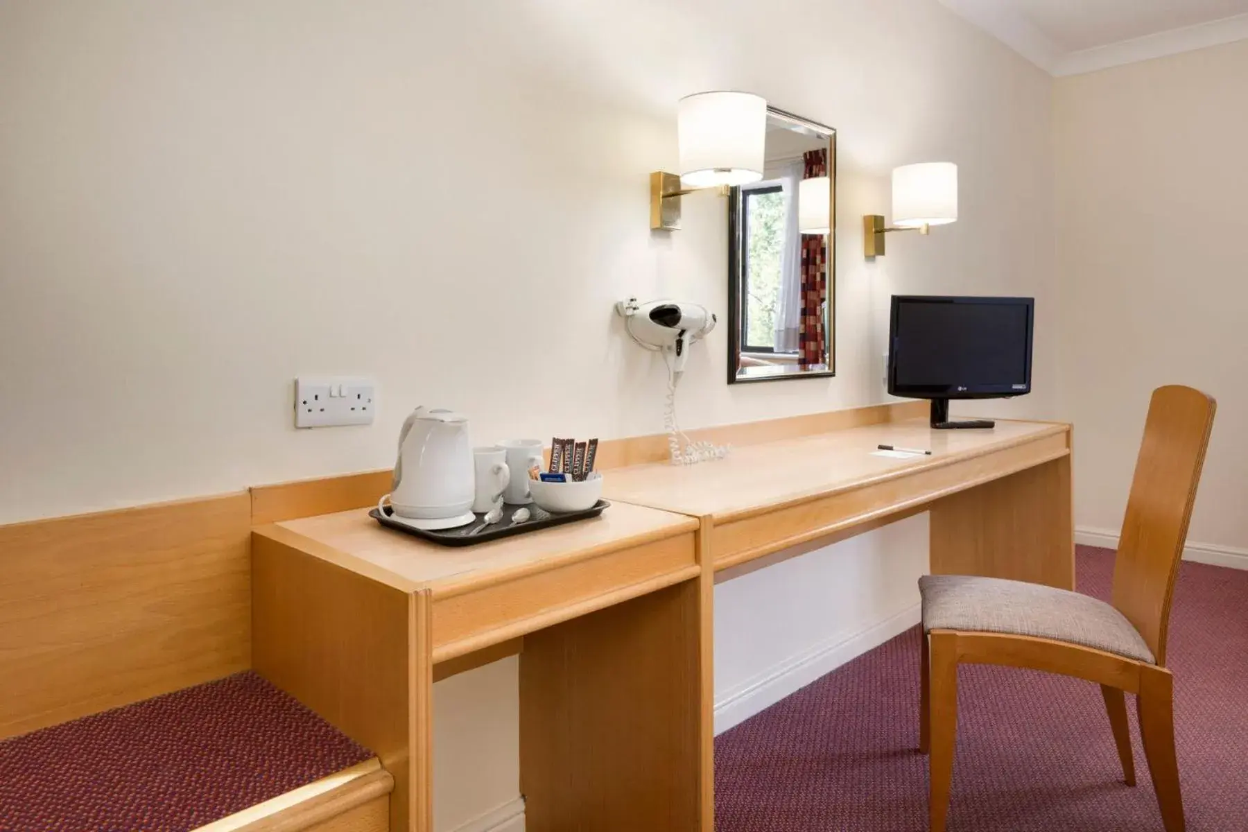 Coffee/tea facilities, TV/Entertainment Center in Days Inn Taunton