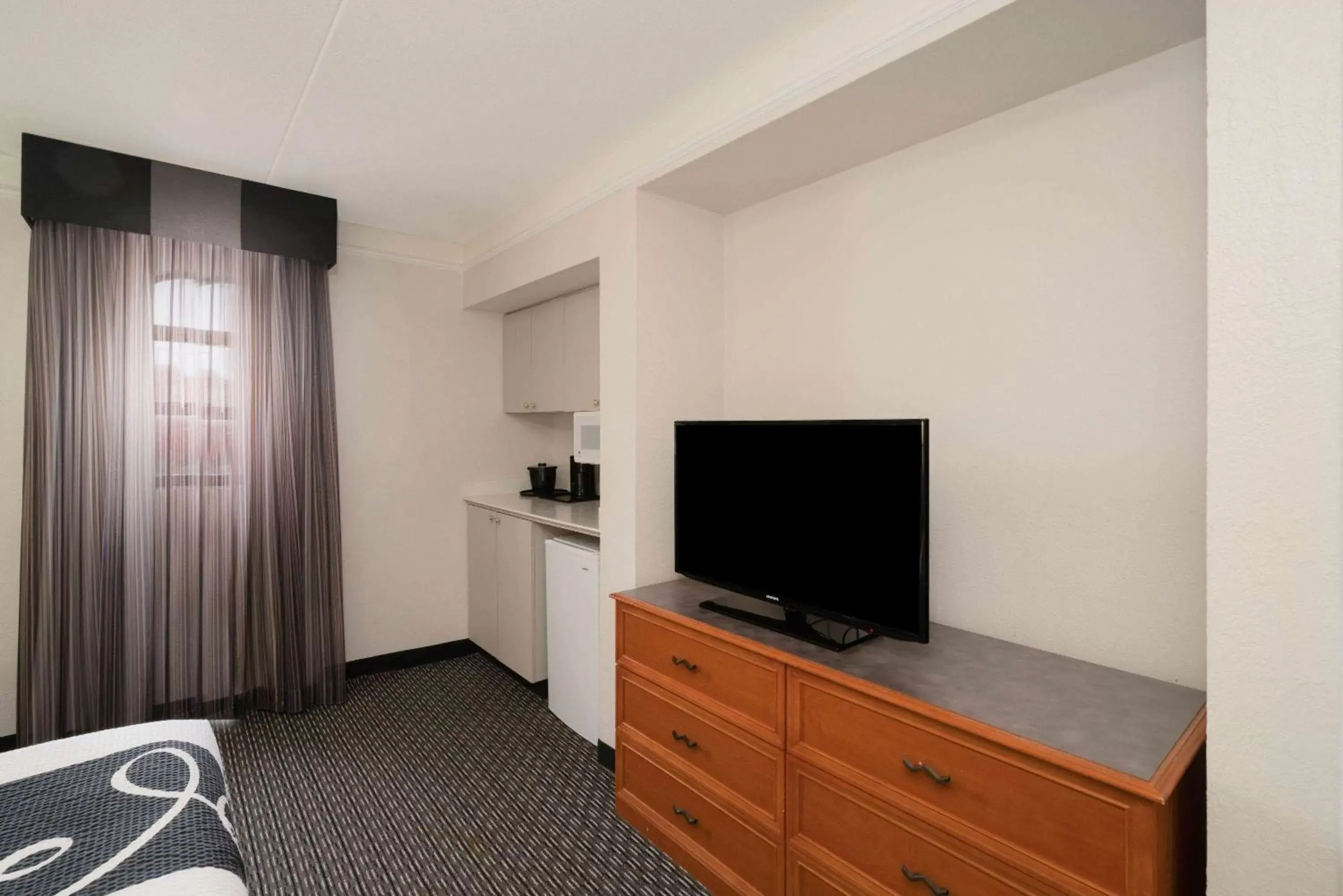 Kitchen or kitchenette, TV/Entertainment Center in La Quinta Inn by Wyndham Nashville South