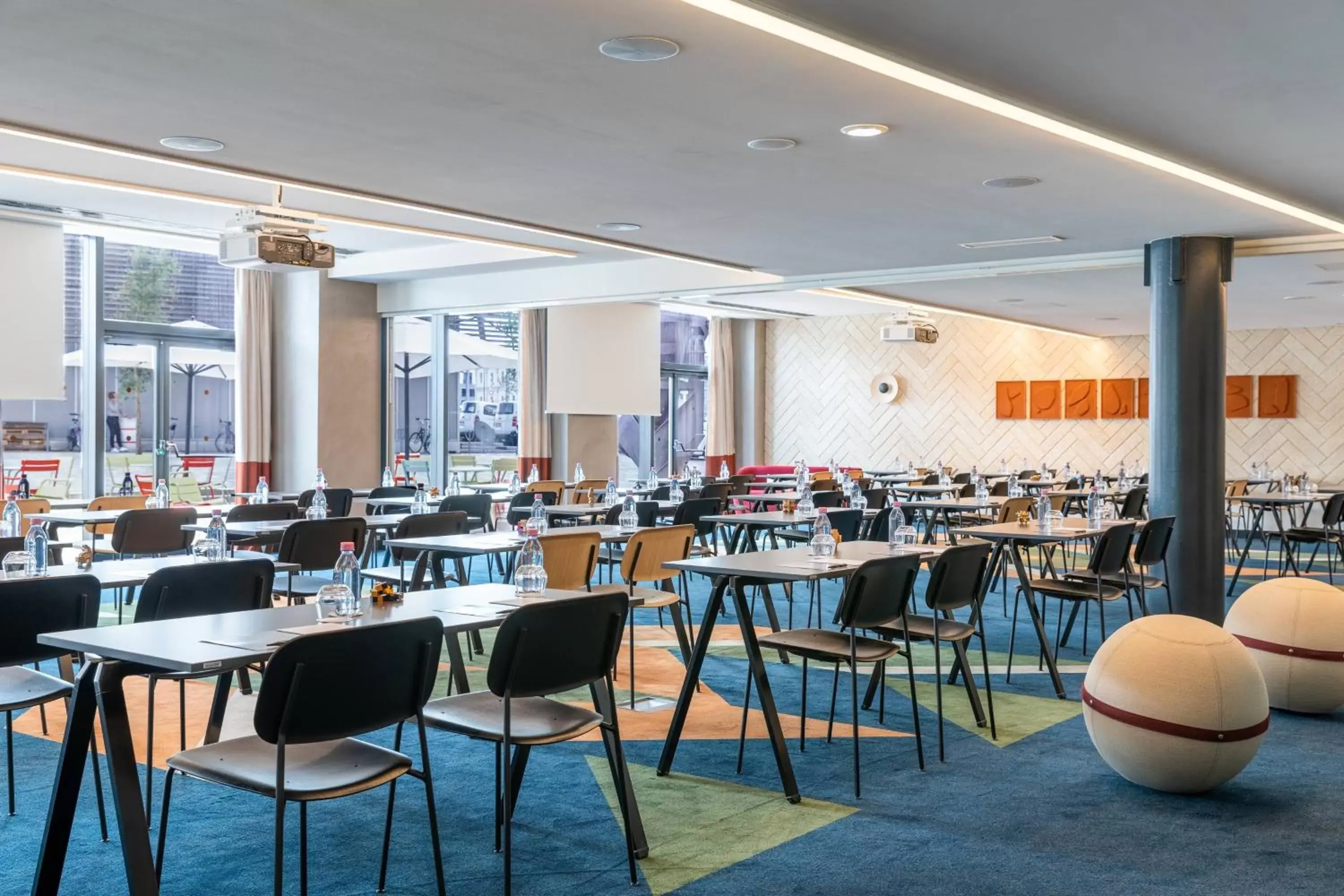 Meeting/conference room, Restaurant/Places to Eat in Renaissance Bordeaux Hotel