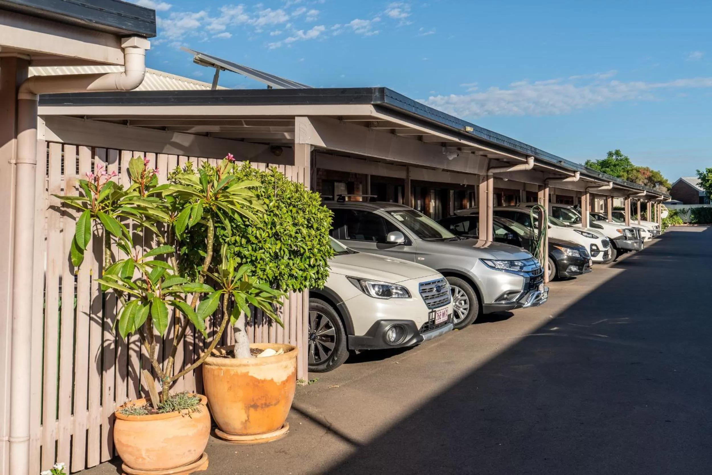 Parking in Country Pathfinder Motor Inn