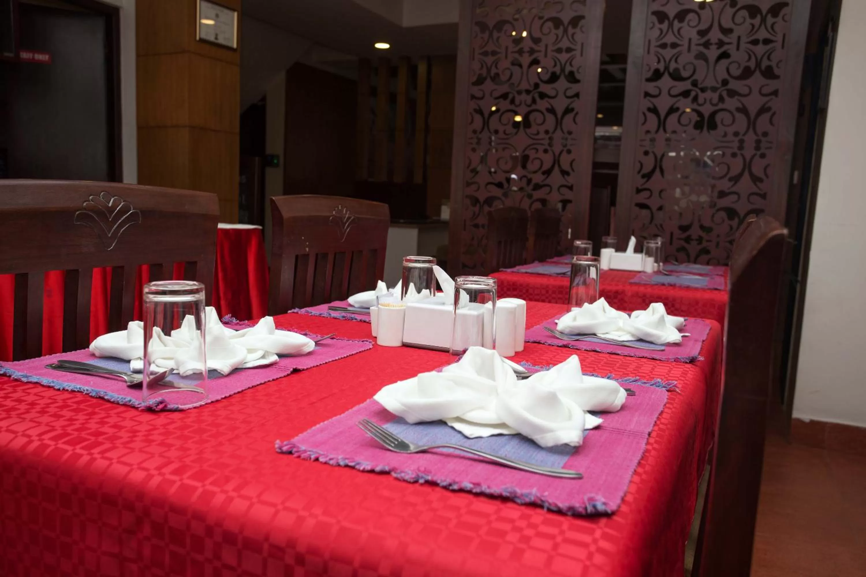 Restaurant/places to eat in Hotel Jay Suites