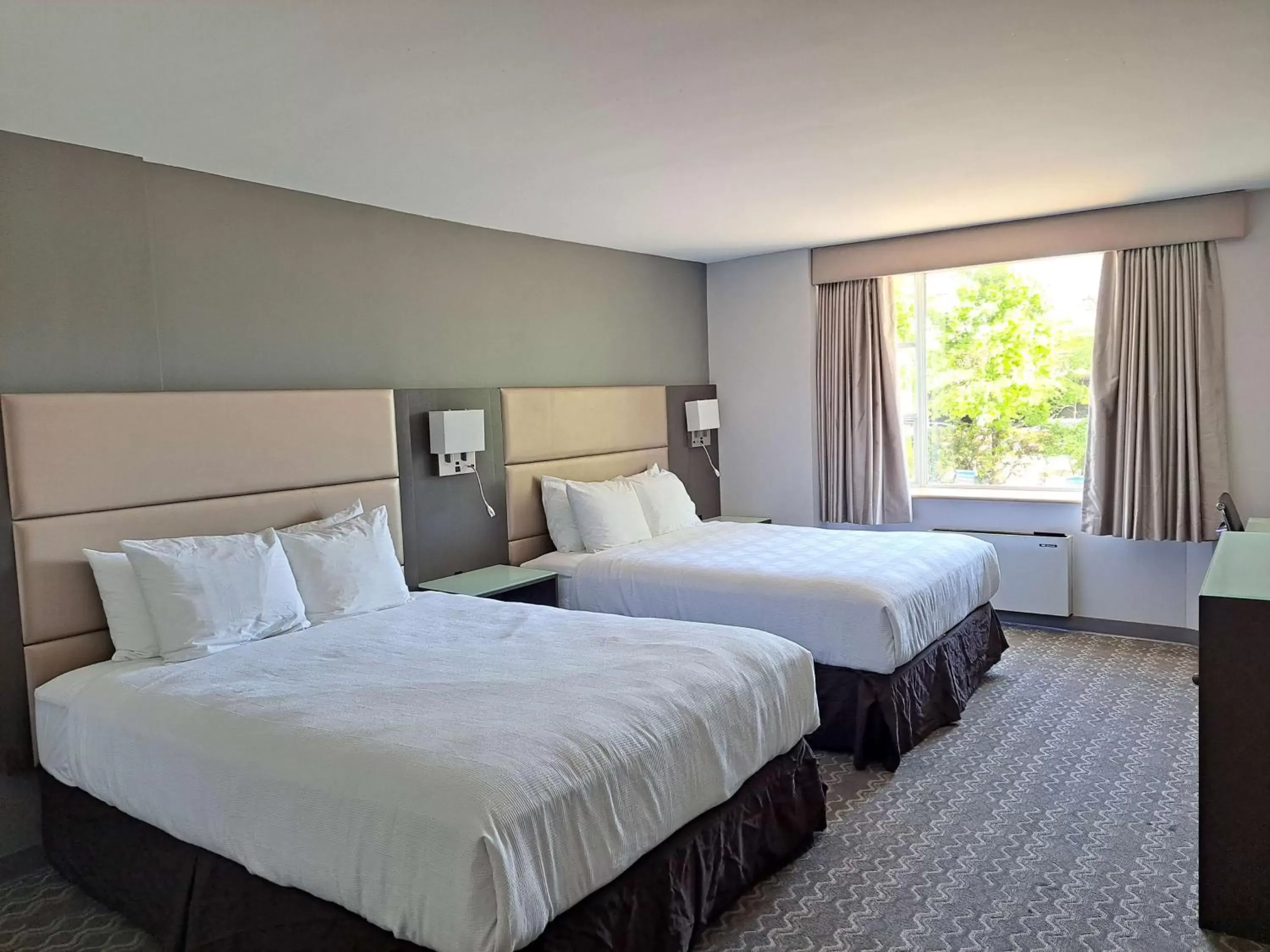 Bedroom, Bed in Best Western Plus Vancouver Airport Hotel Bedroom, Bed in Best Western Plus Vancouver Airport Hotel