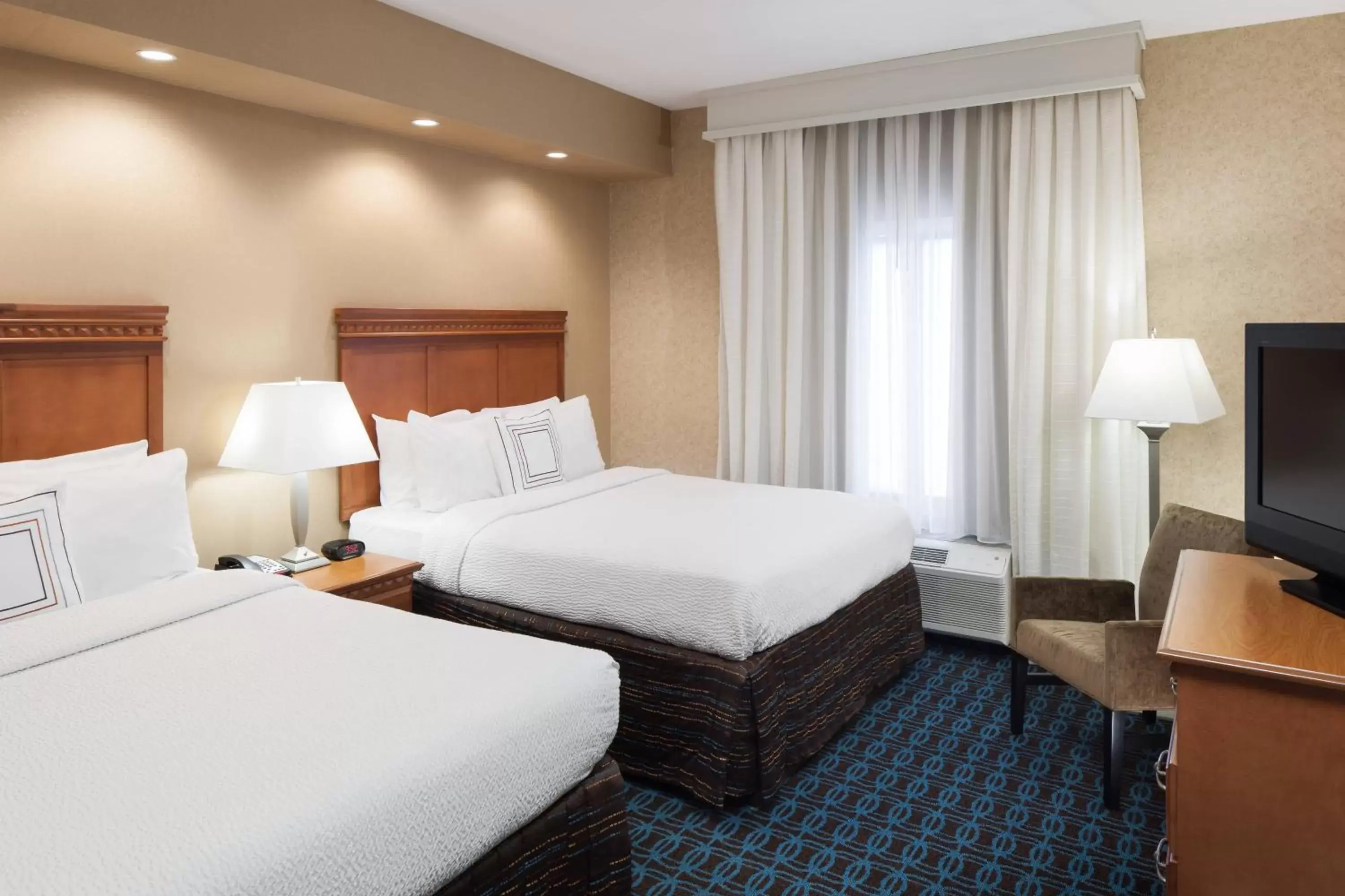 Photo of the whole room, Bed in Fairfield Inn & Suites Jacksonville Butler Boulevard