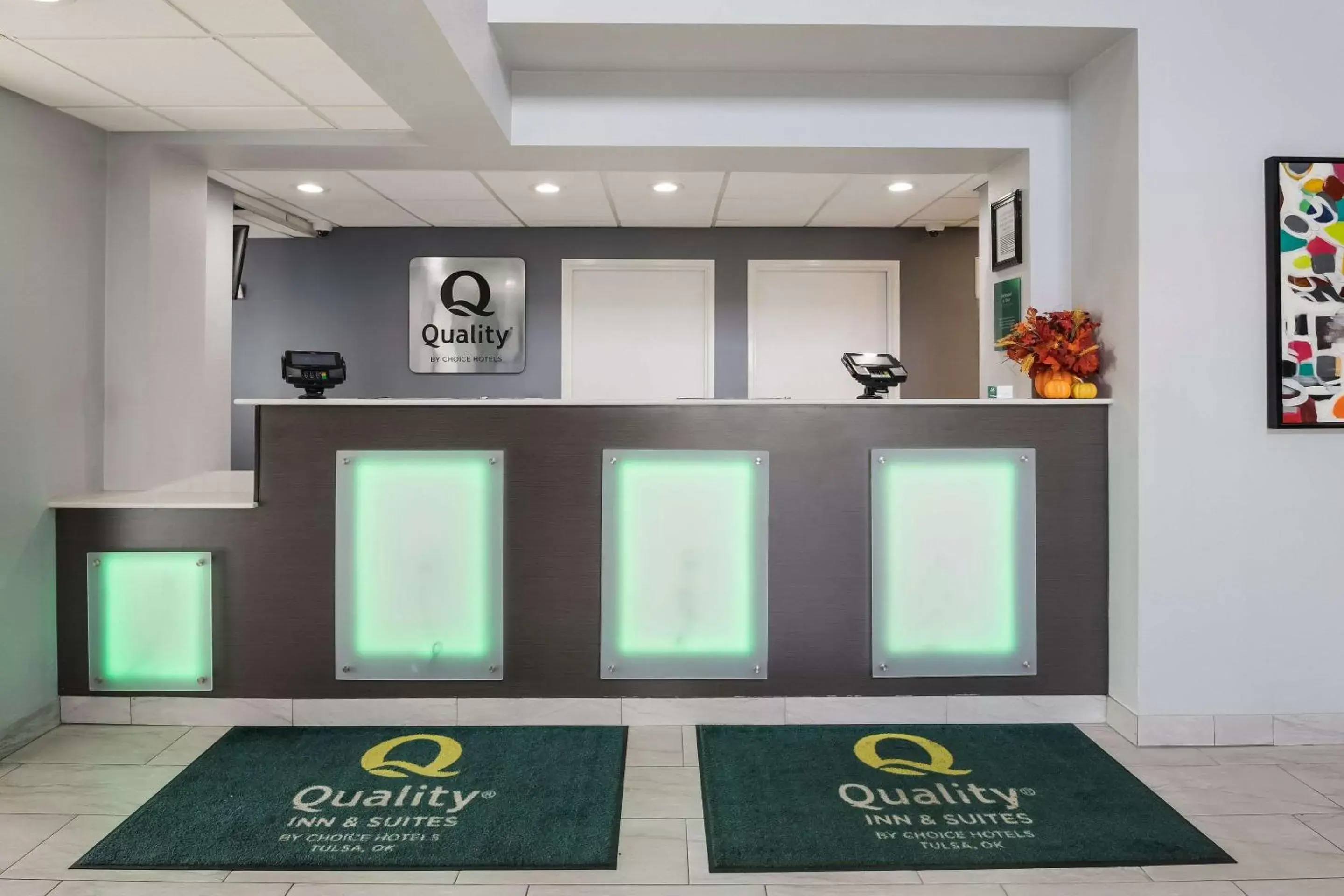 Lobby or reception in Quality Suites I-44