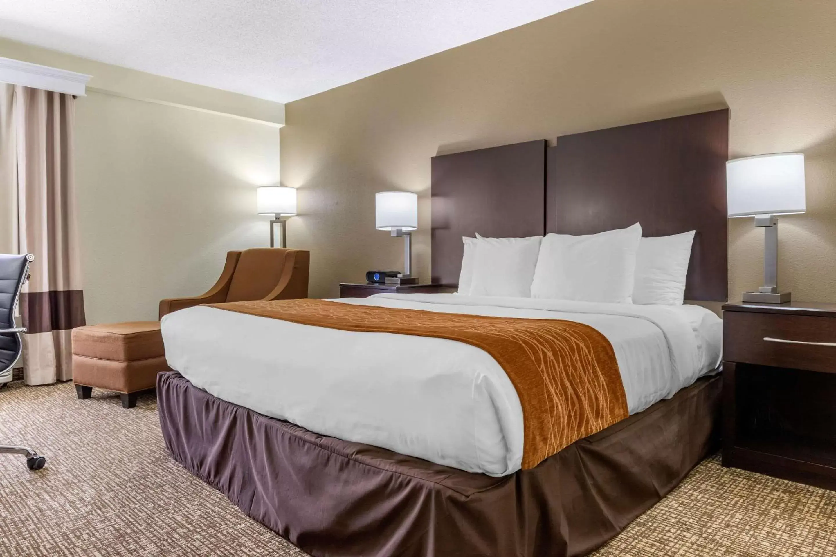 Photo of the whole room, Bed in Comfort Inn & Suites Lake Norman