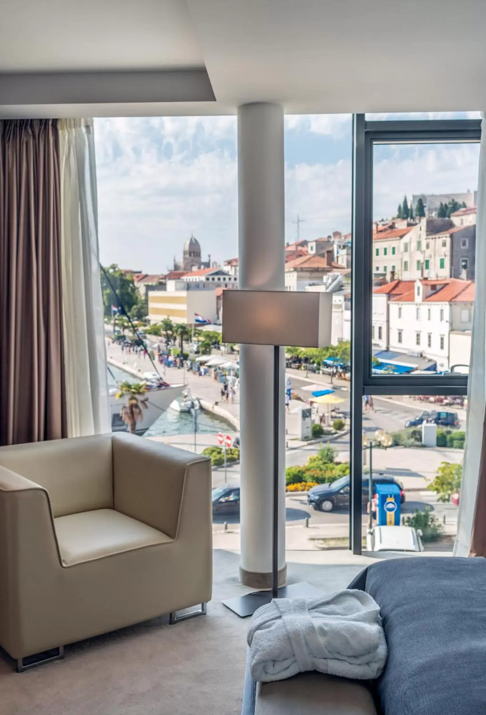 Seating area in Bellevue Superior City Hotel