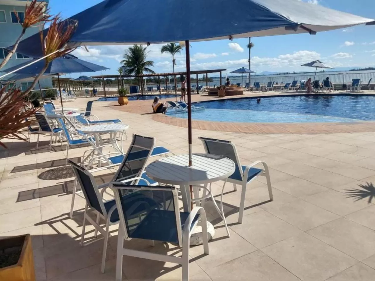 Swimming pool in Apartamento no Golden Lake - pé na areia, agua de côco e cervejinha