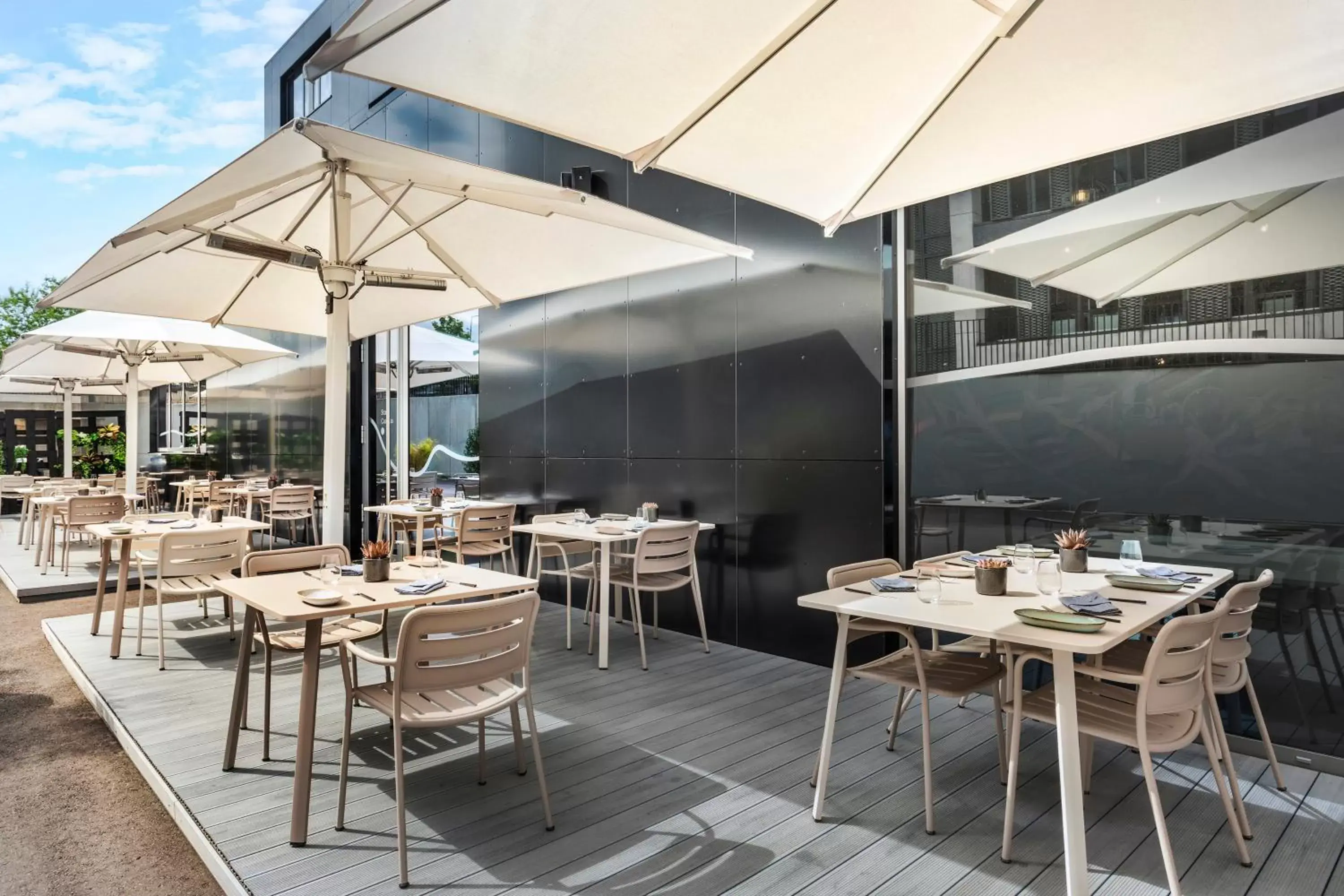 Balcony/Terrace, Restaurant/Places to Eat in INNSiDE by Meliá Luxembourg