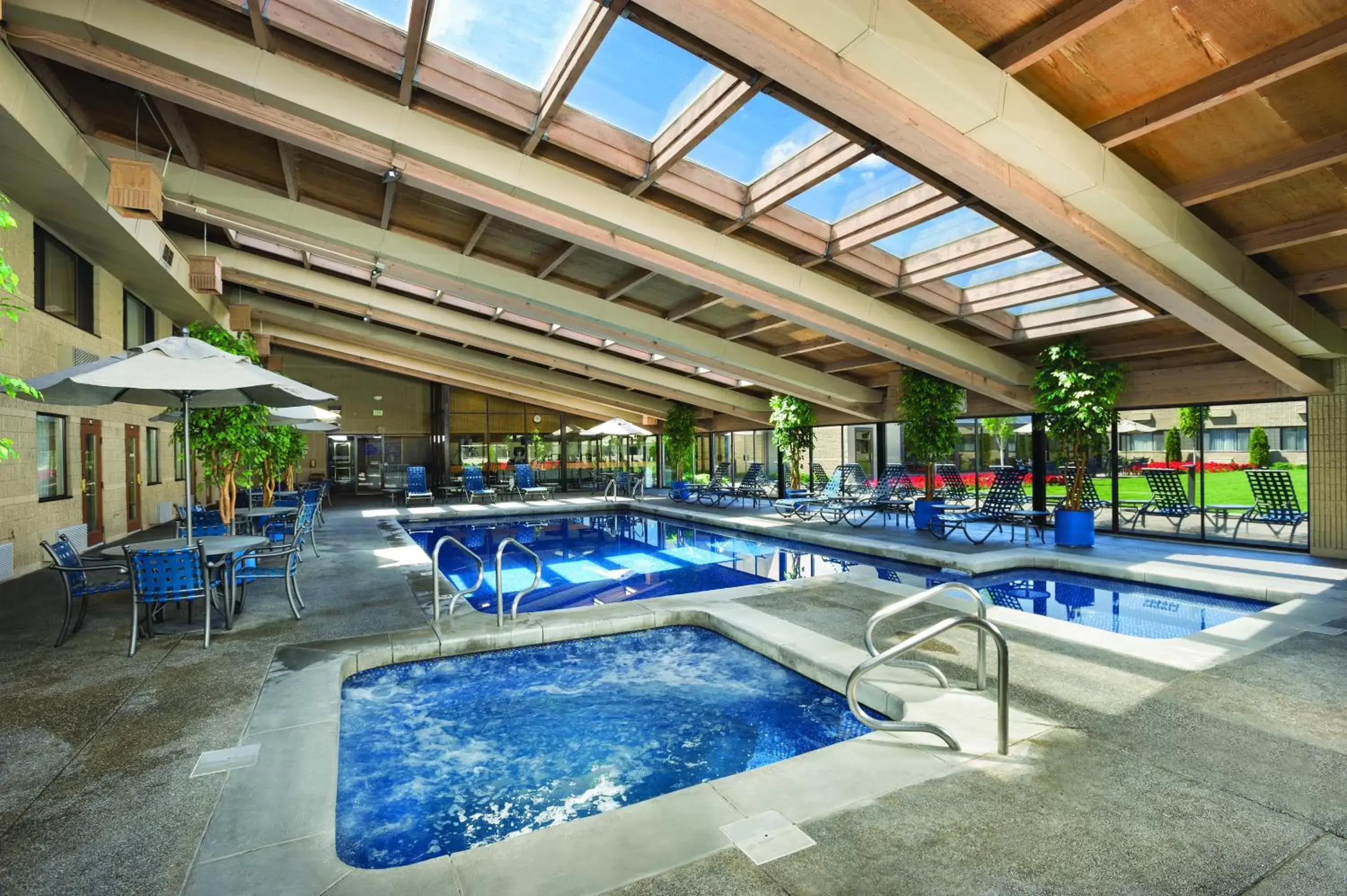 Hot Tub, Swimming Pool in Best Western Plus University Inn