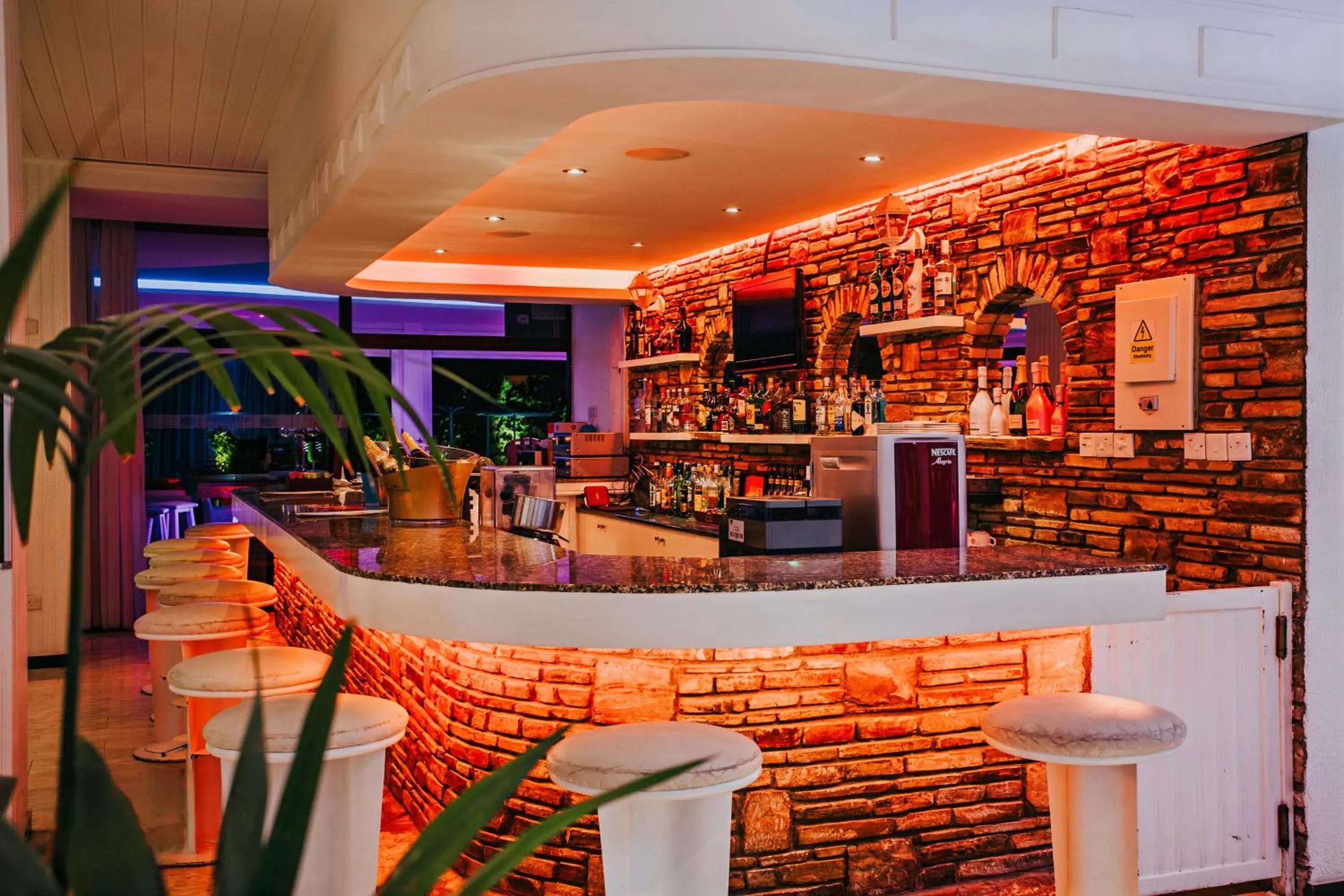 Restaurant/places to eat, Lounge/Bar in Sveltos Hotel