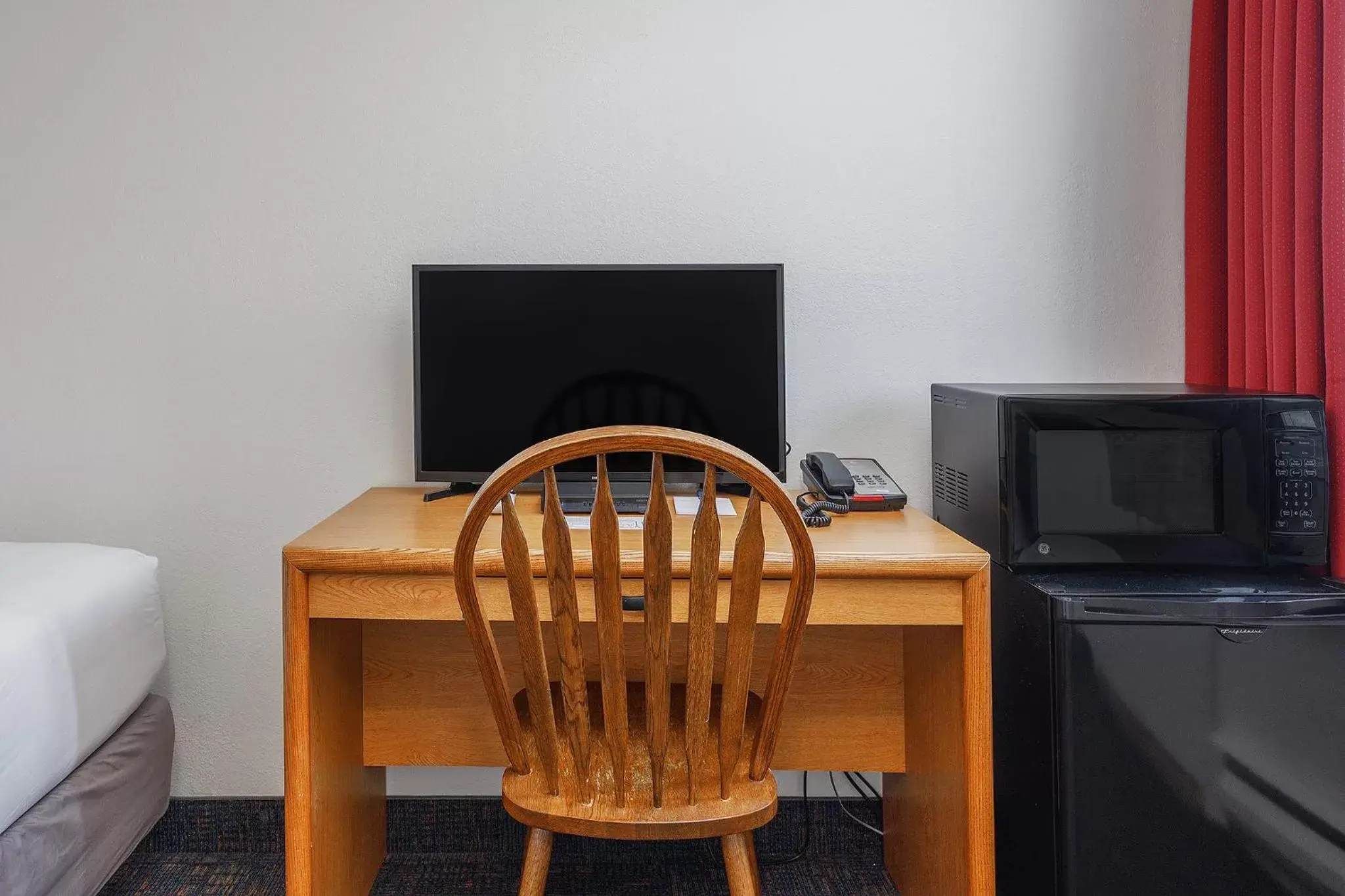 TV and multimedia, TV/Entertainment Center in Golden North Inn