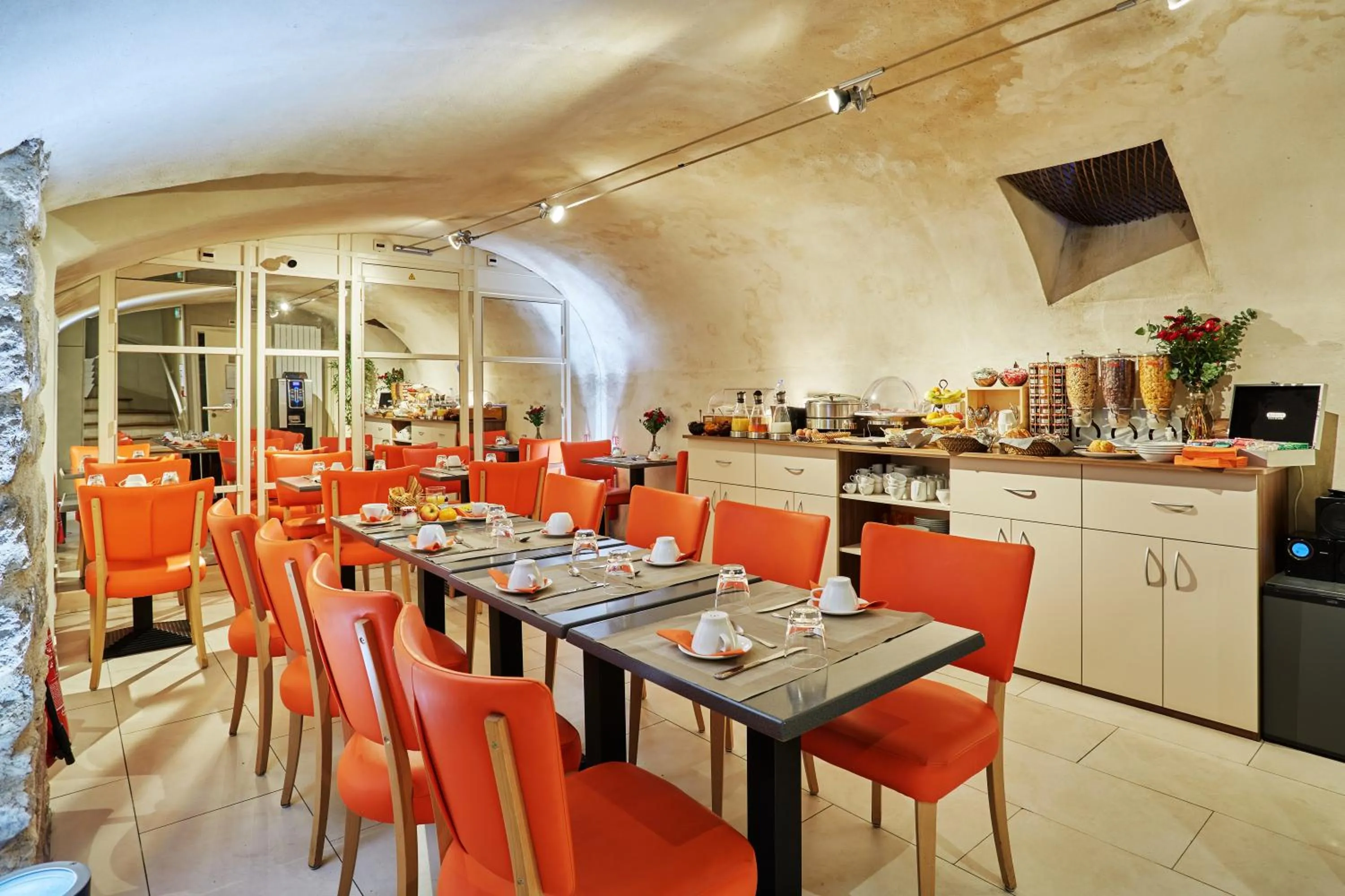 Breakfast in Hôtel Le Relais Saint Charles