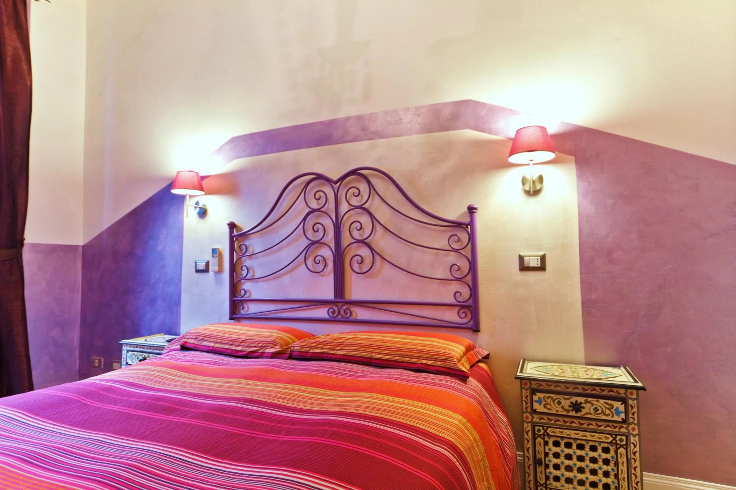 Photo of the whole room, Bed in Dream Station