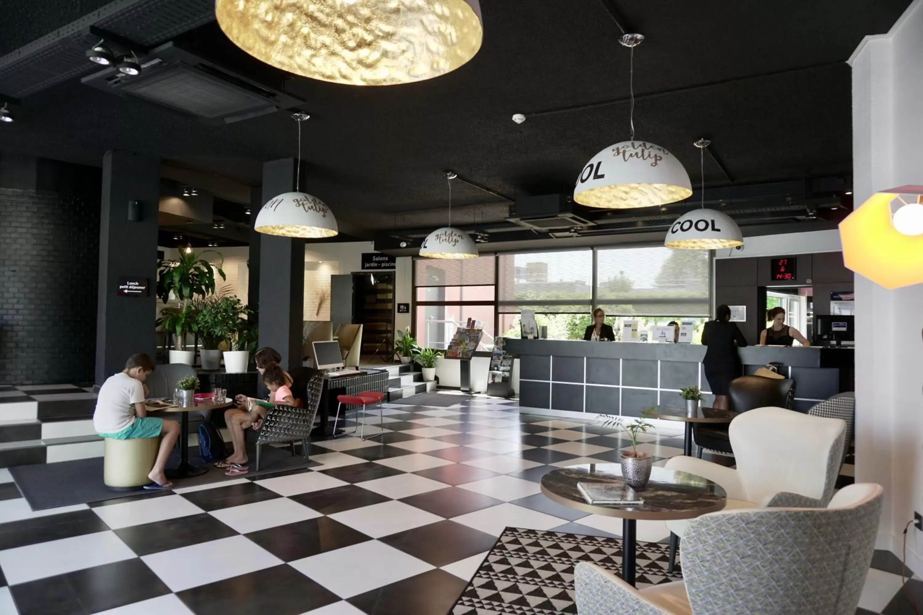 Seating area, Restaurant/Places to Eat in Golden Tulip Roissy Saint Witz