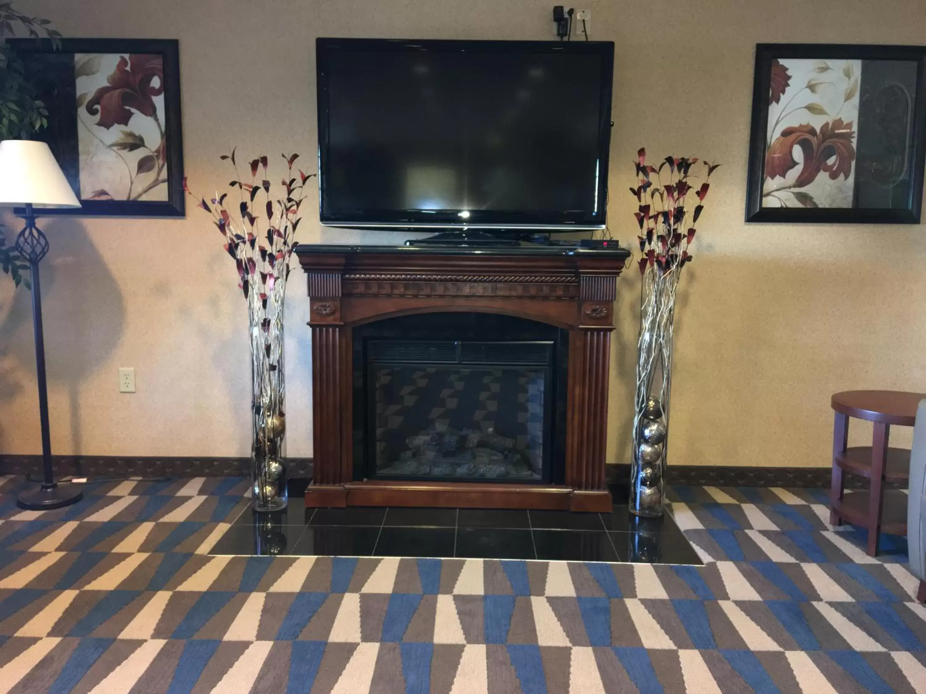 Decorative detail, TV/Entertainment Center in Microtel Inn & Suites by Wyndham Indianapolis Airport