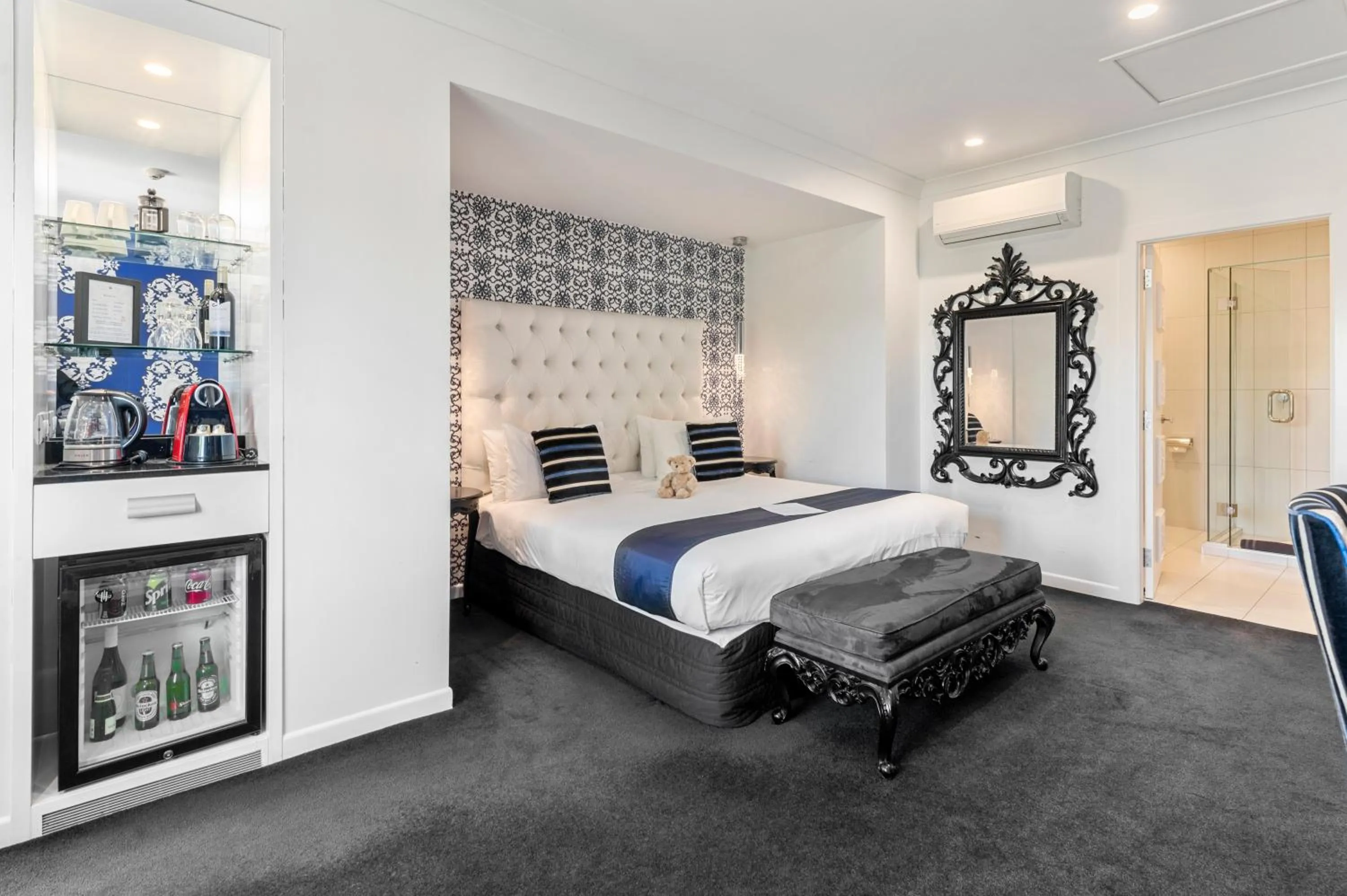 Photo of the whole room, Bed in Black Swan Lakeside Boutique Hotel