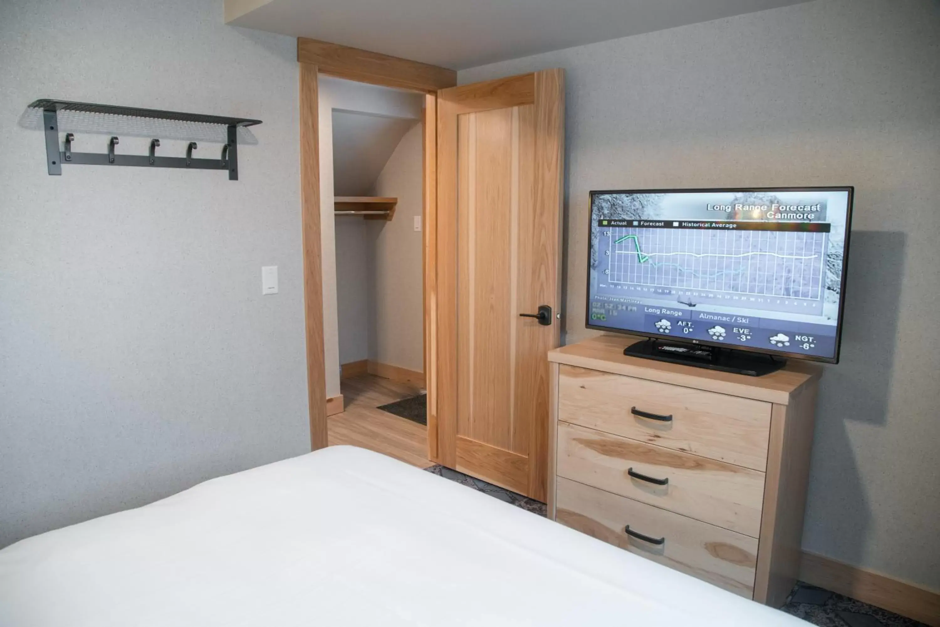 Bed, TV/Entertainment Center in Tunnel Mountain Resort