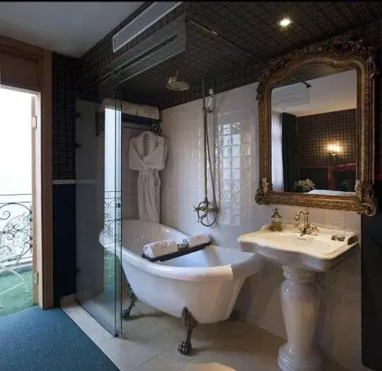 Bathroom in The Elliot - Adults only