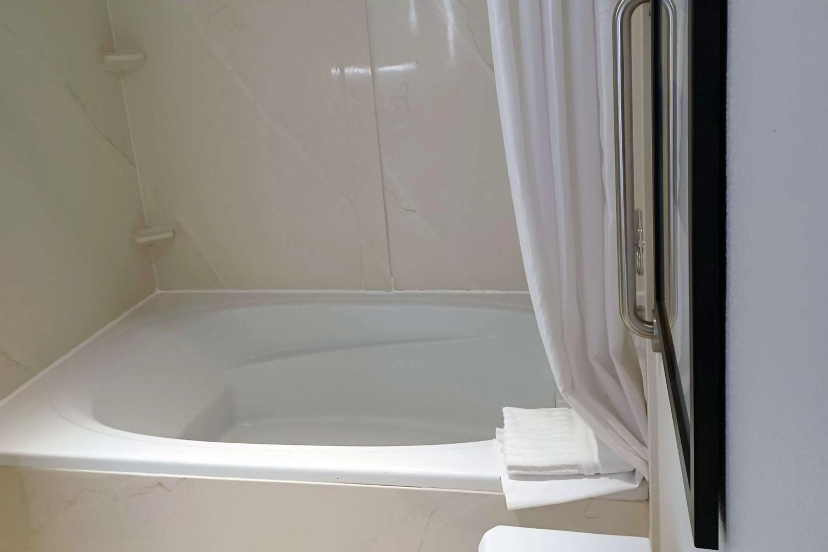 Bathroom in Comfort Inn Edinburgh - Columbus