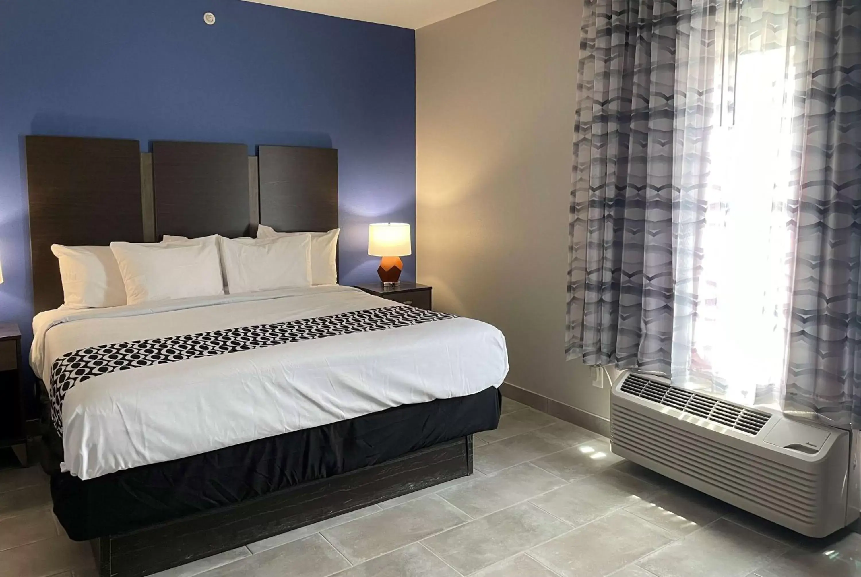 Bed in La Quinta Inn and Suites by Wyndham - Schertz