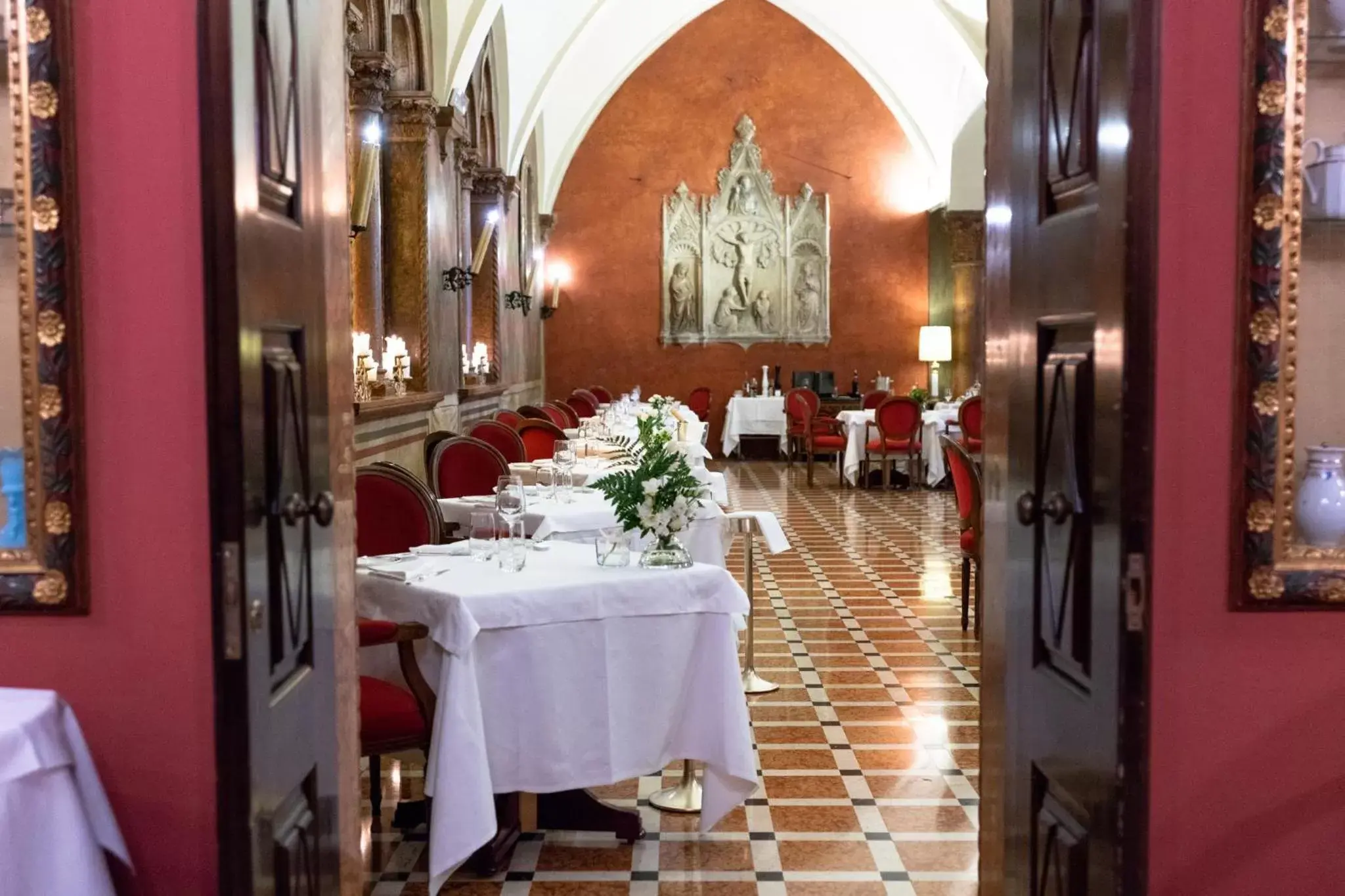 Restaurant/Places to Eat in Due Torri Hotel