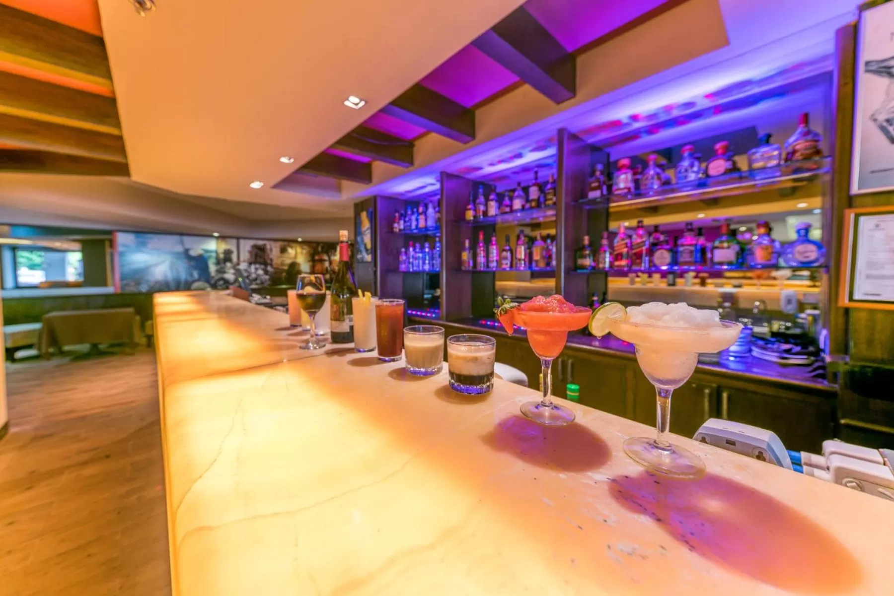 Lounge or bar in Holiday Inn Guadalajara Expo Plaza del Sol by IHG