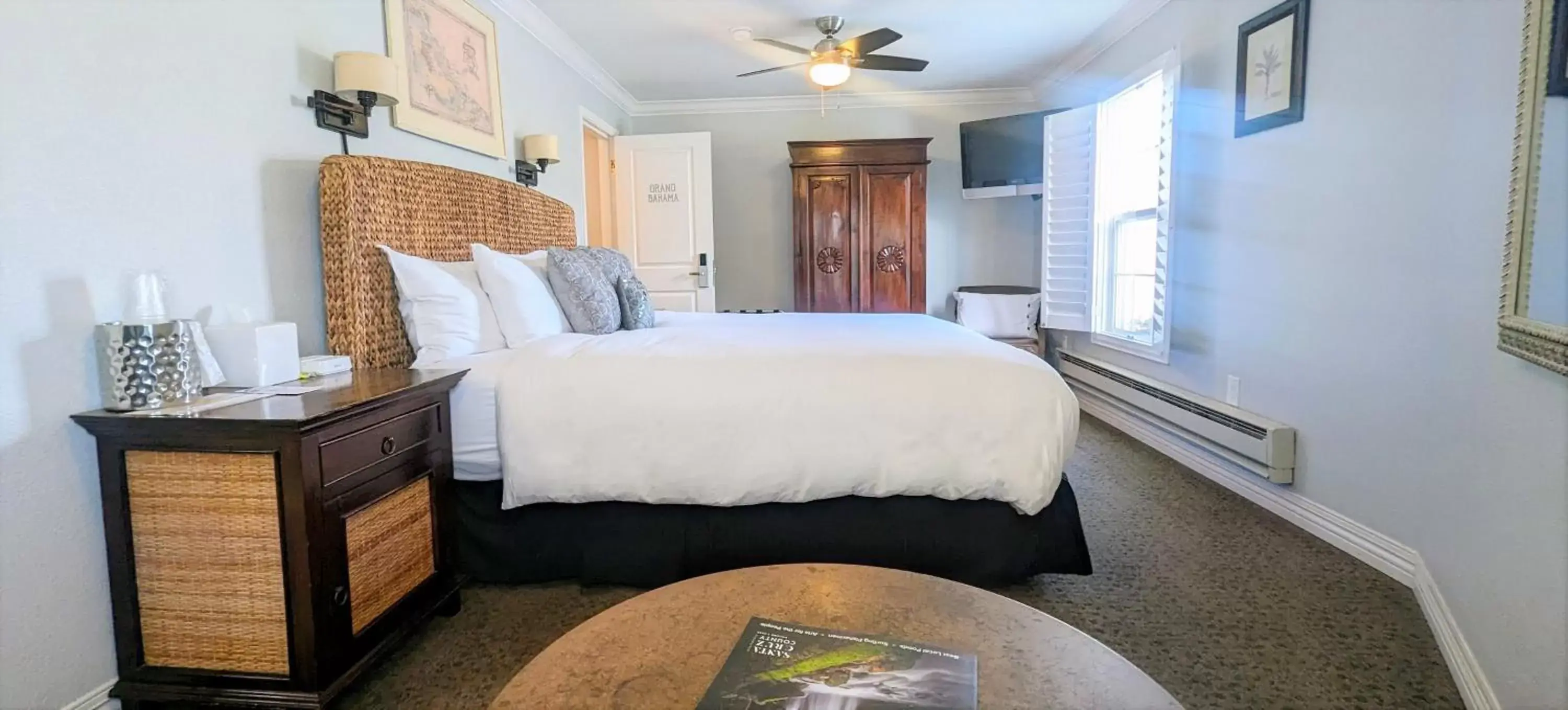 Bedroom, Bed in Capitola Hotel