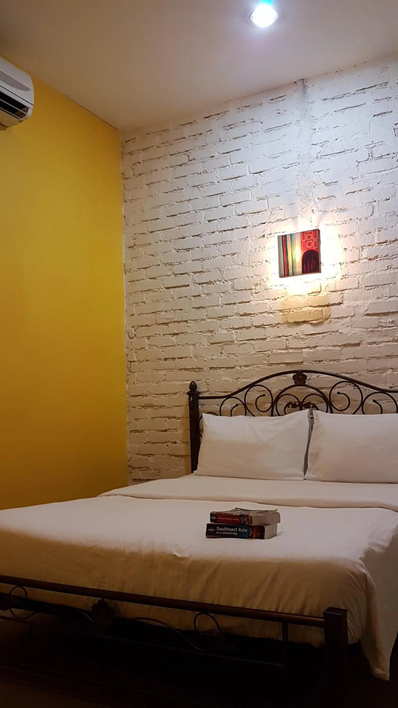 Bedroom, Bed in The Explorers Guesthouse and Hostel