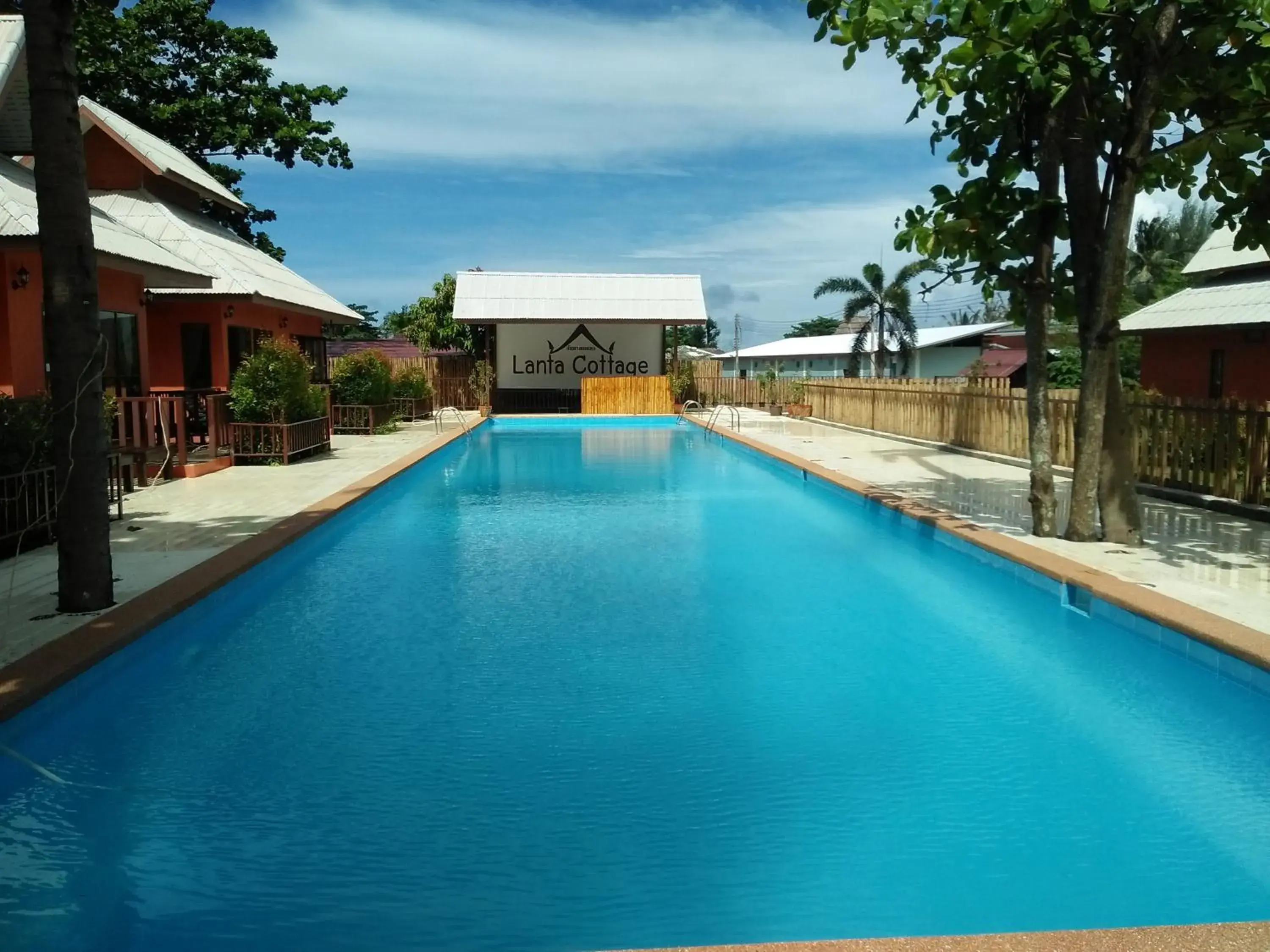 Swimming Pool in Lanta Cottage