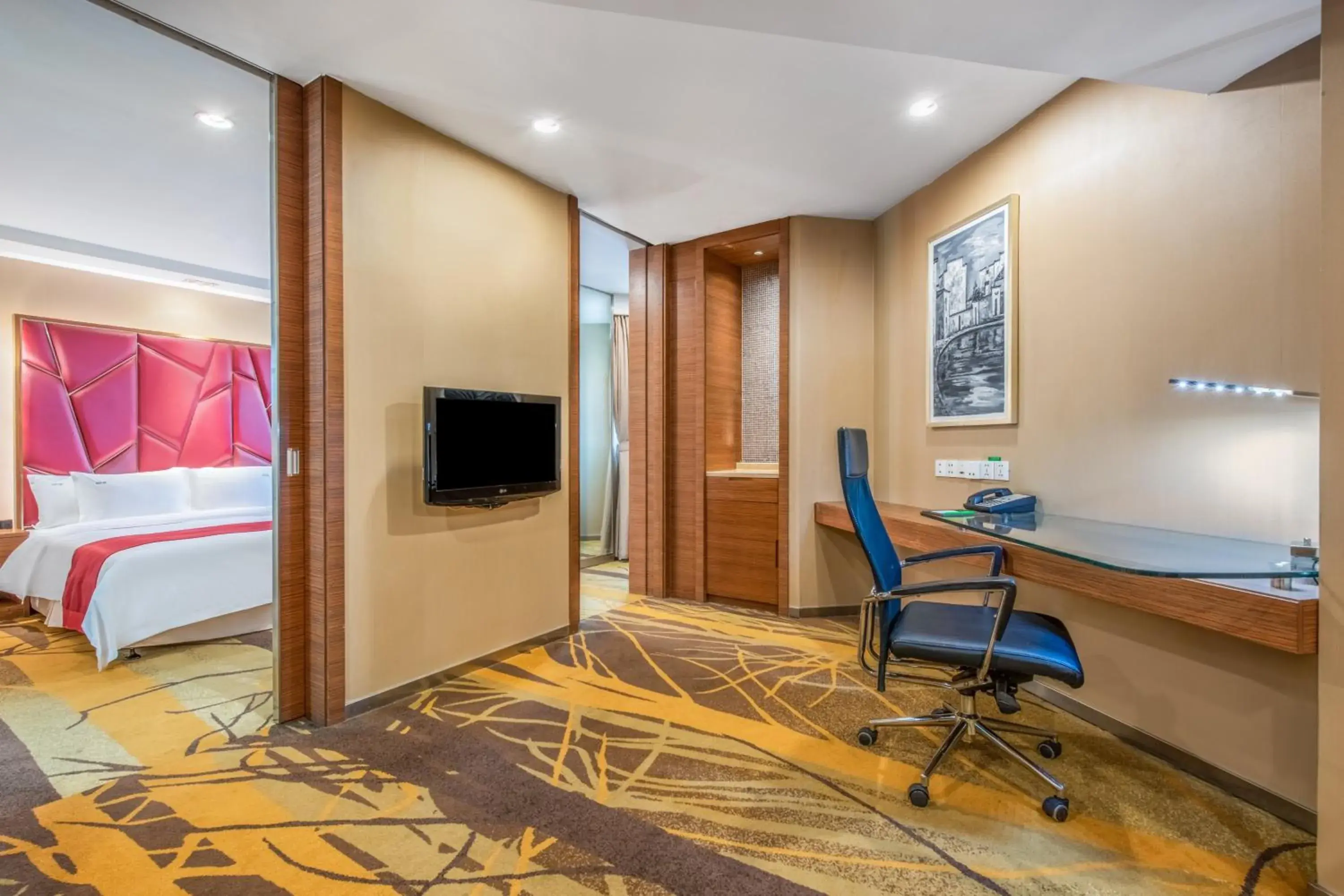 Bedroom, TV/Entertainment Center in Holiday Inn Hefei, an IHG Hotel