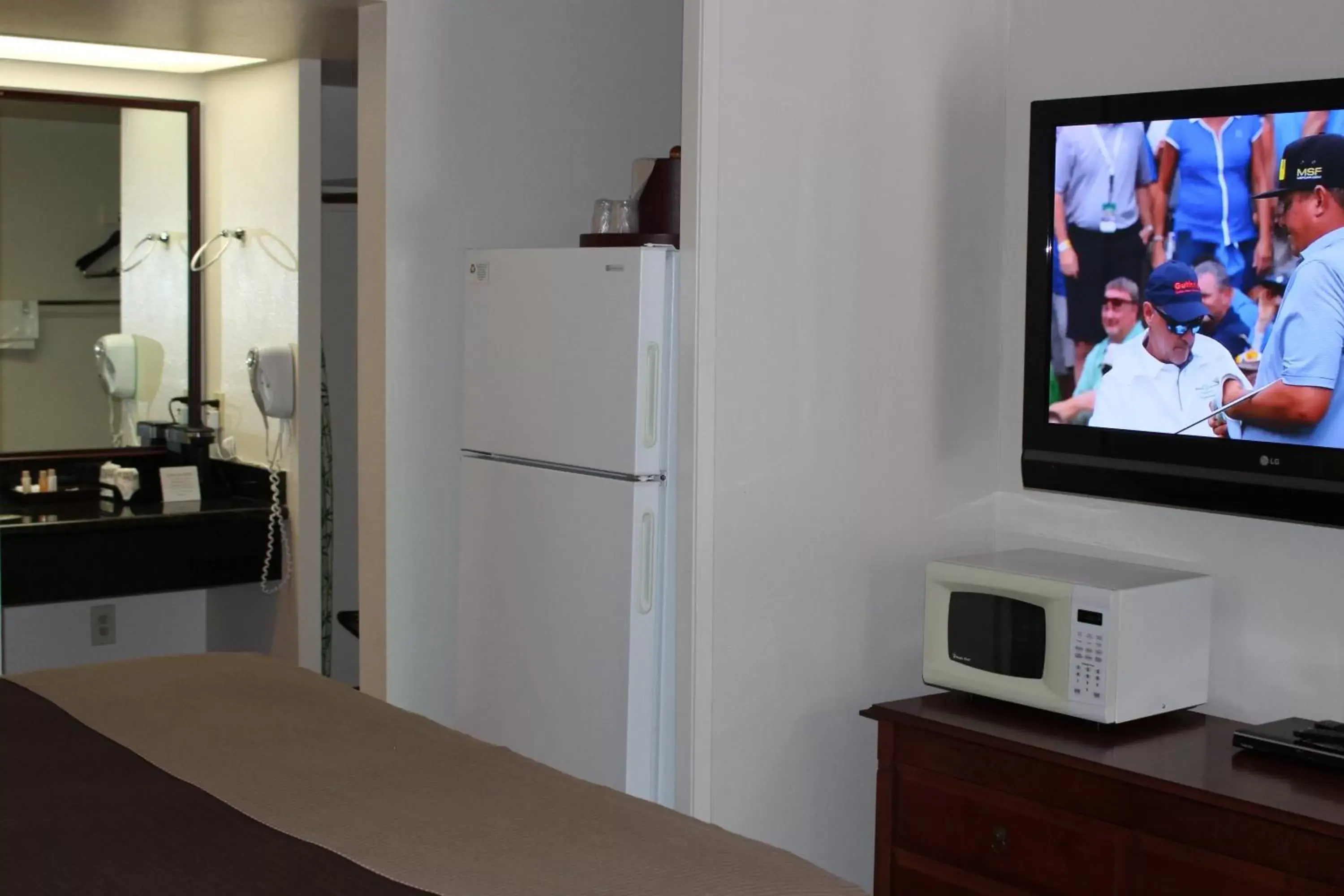 Other, TV/Entertainment Center in O'Cairns Inn and Suites