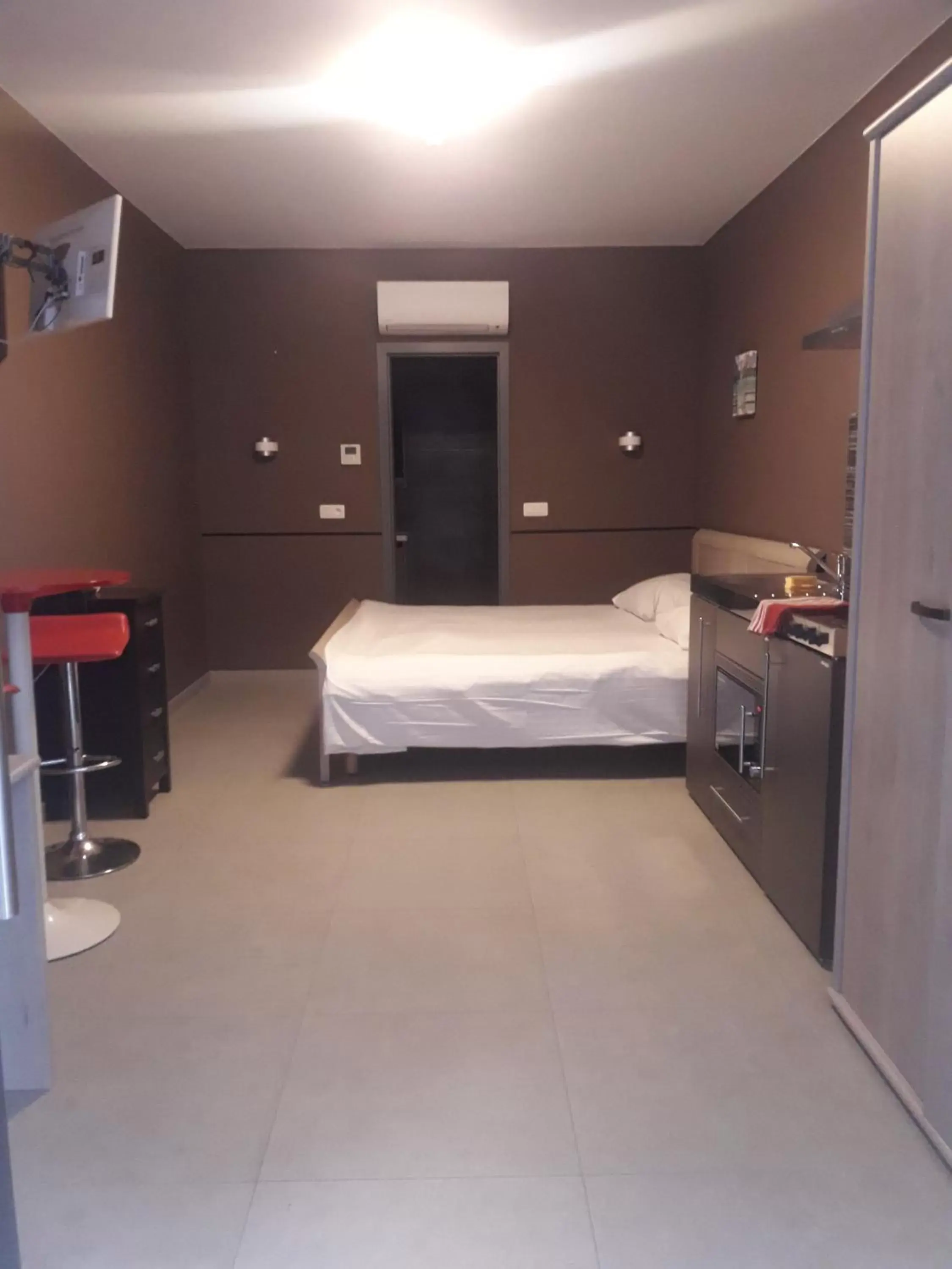 Kitchen or kitchenette, Bed in Hotel La Louve