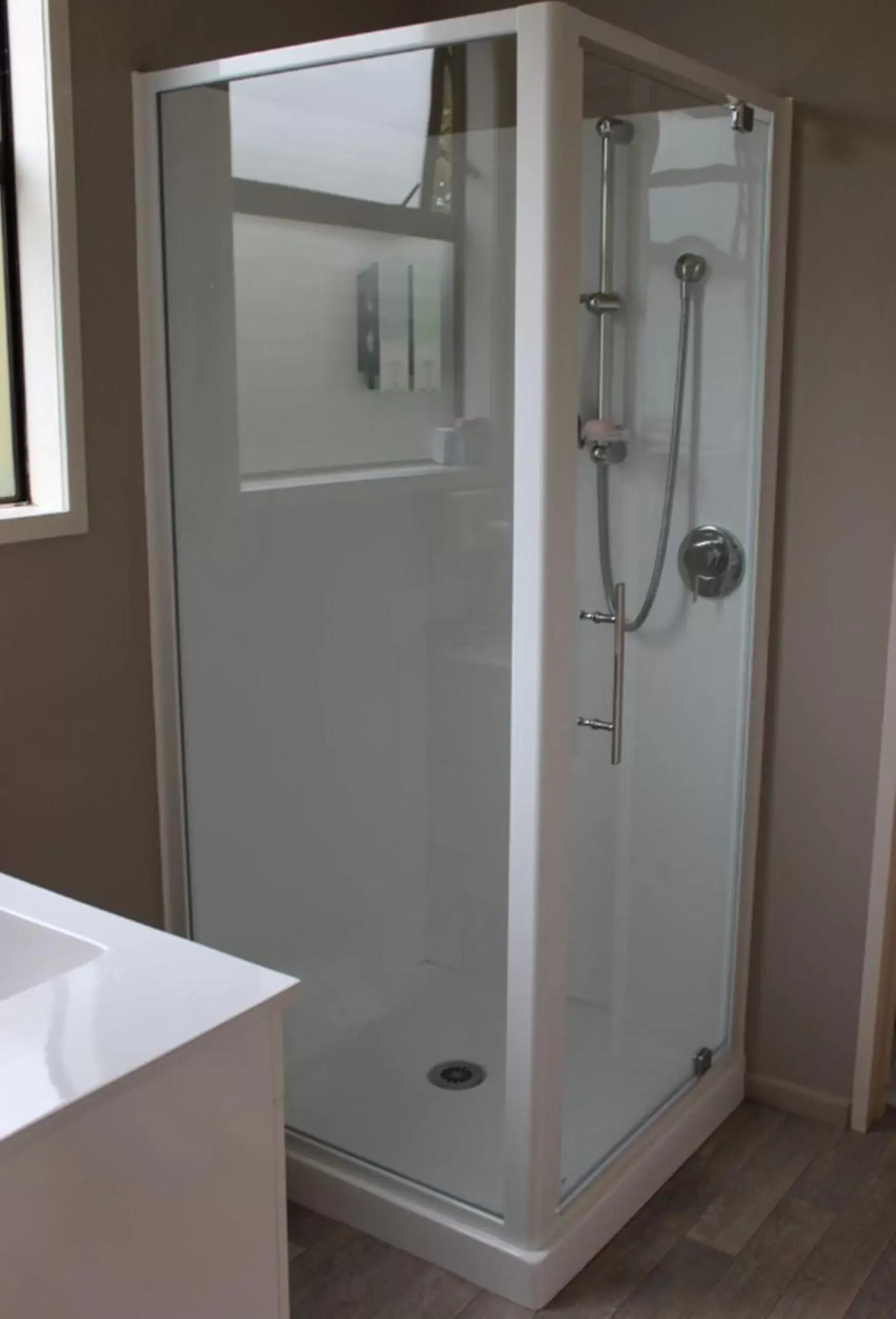 Shower, Bathroom in Diplomat Motel