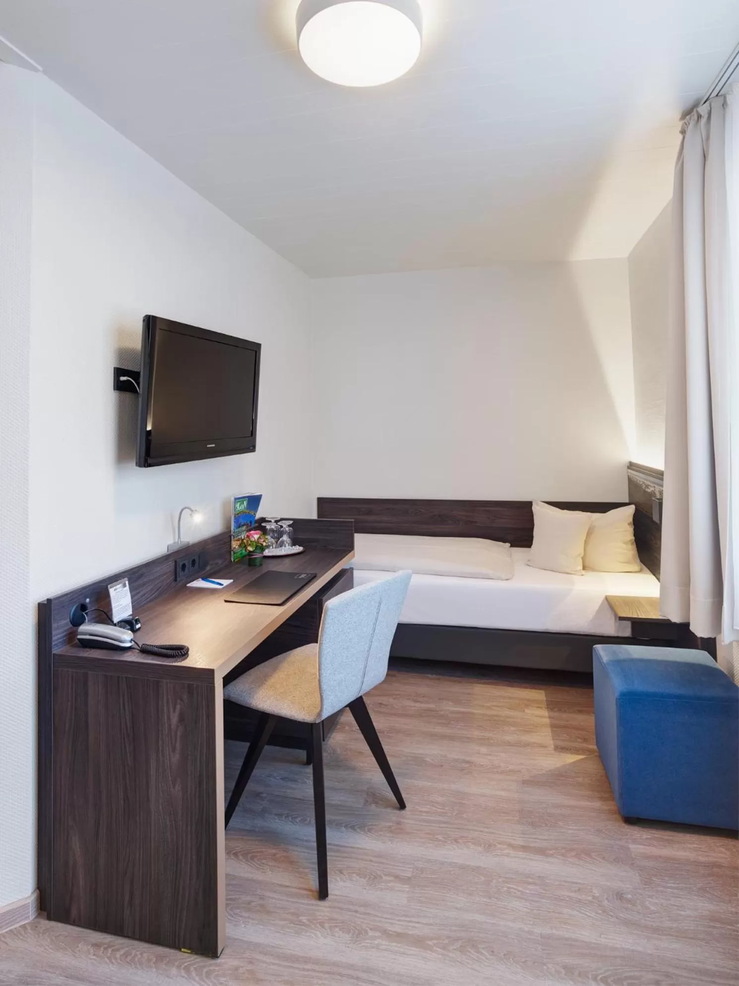 Photo of the whole room, Bed in Art Hotel Aachen