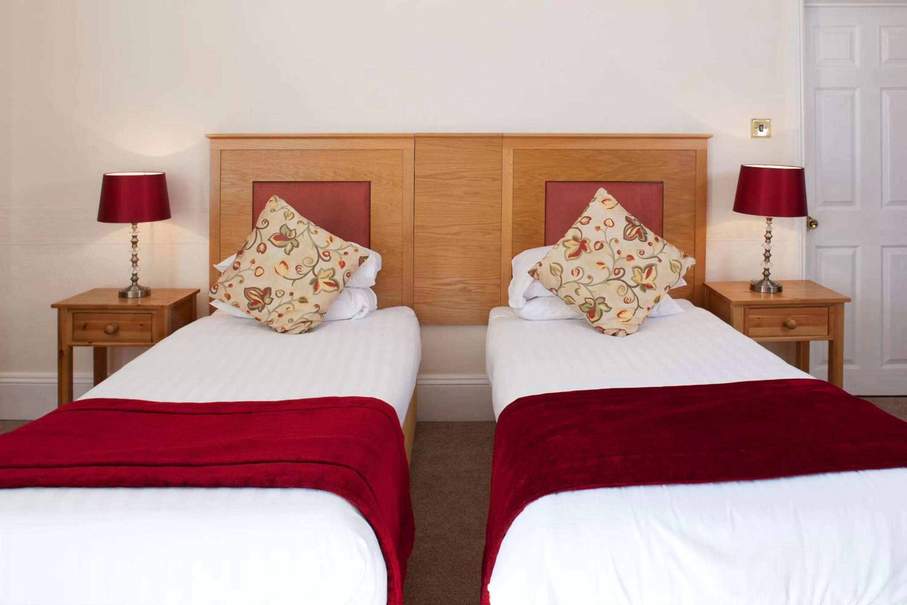 Bedroom, Bed in Abbey Sands Hotel