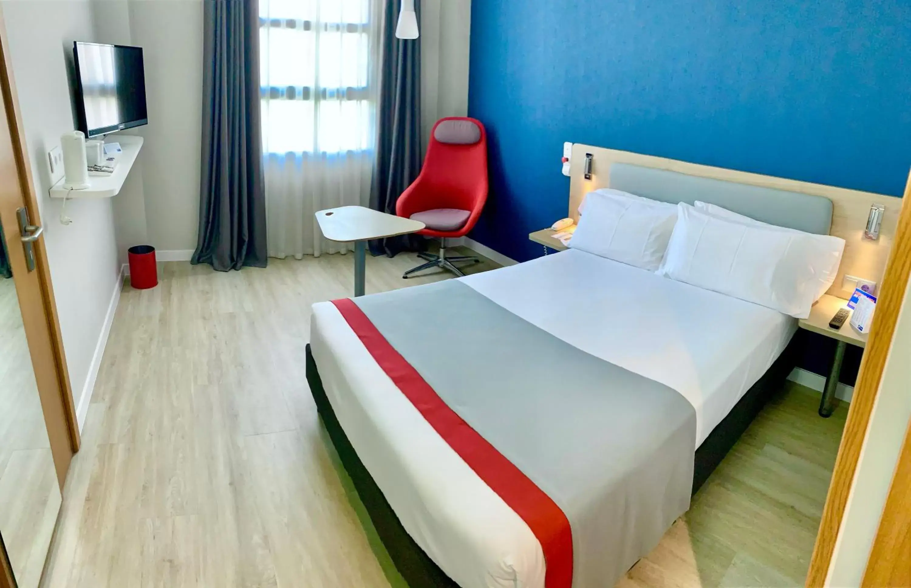 Photo of the whole room, Bed in Holiday Inn Express Ciudad de las Ciencias, an IHG Hotel