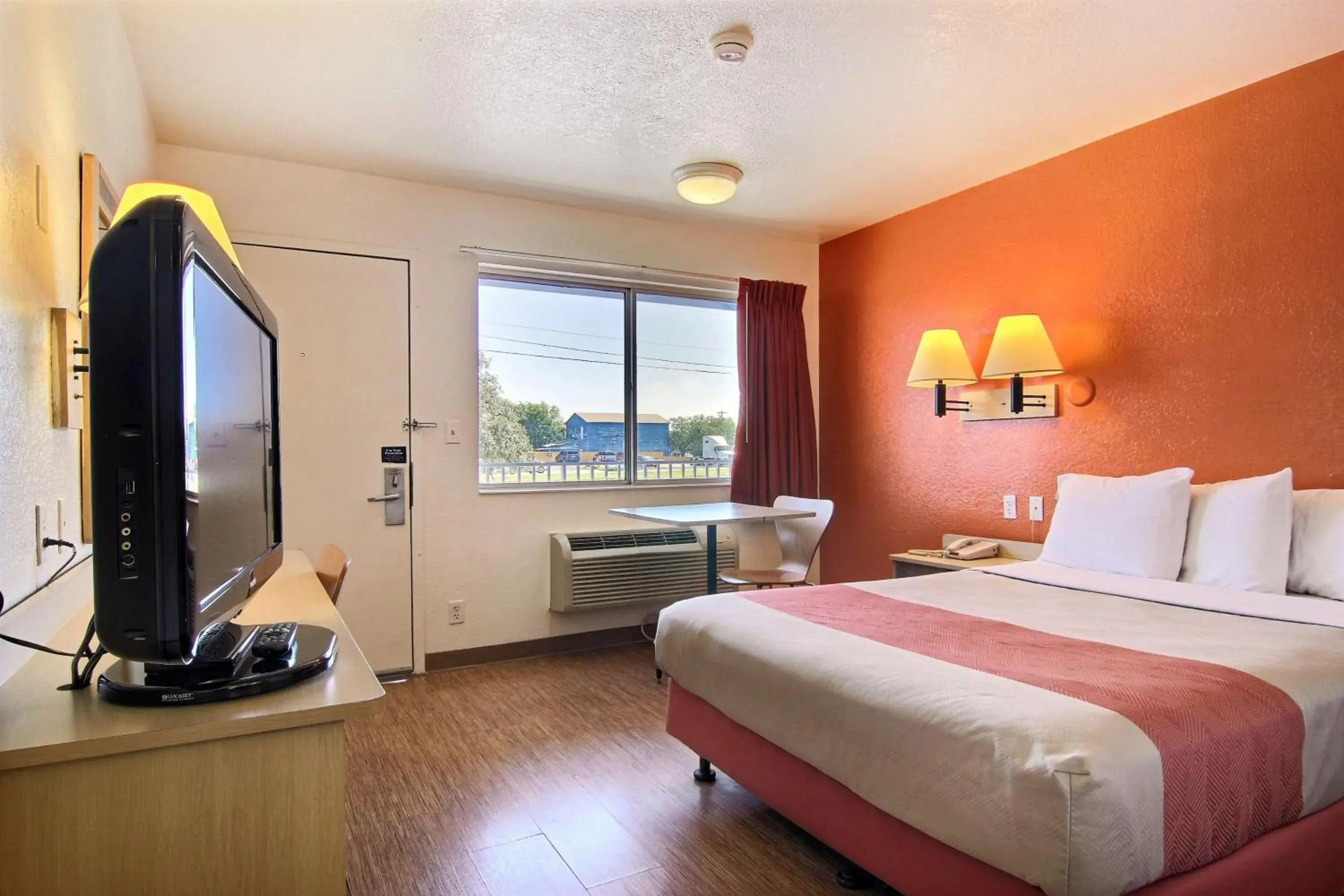 TV and multimedia in Motel 6 San Angelo, TX