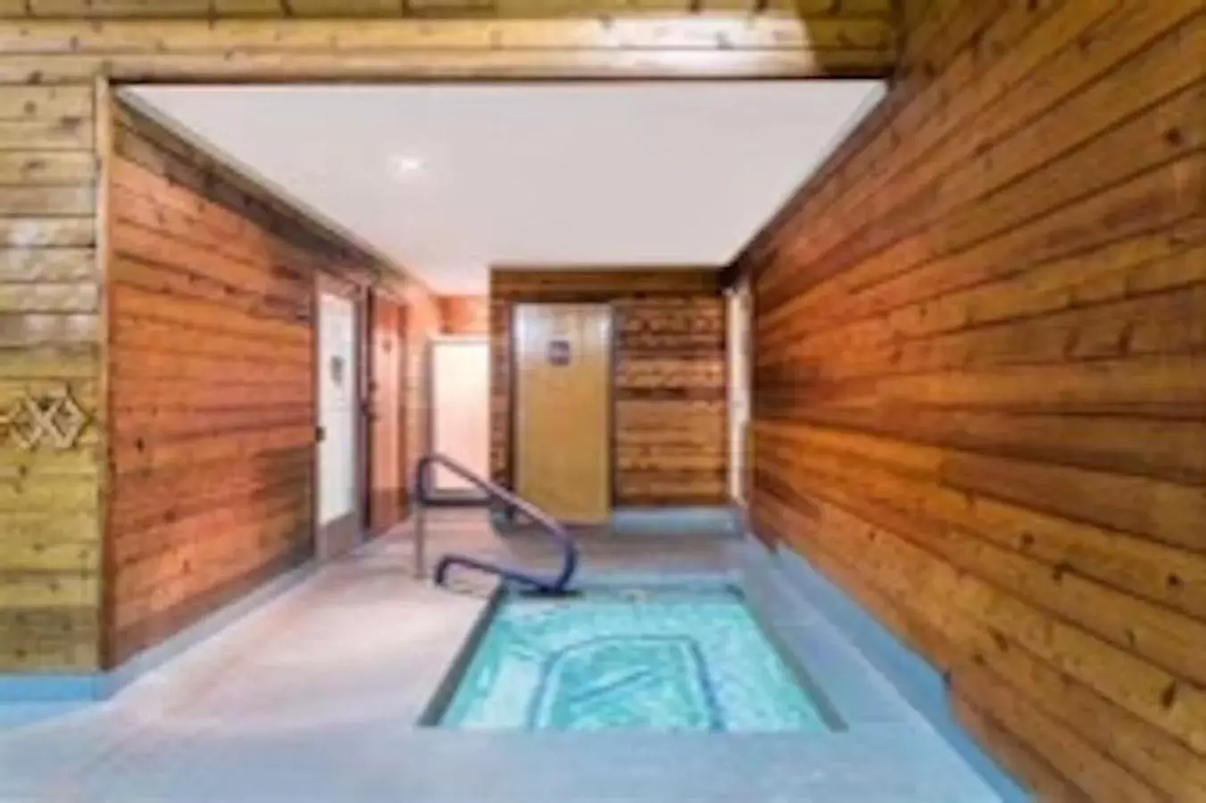Hot Tub, Swimming Pool in Pinetop Studio Suites