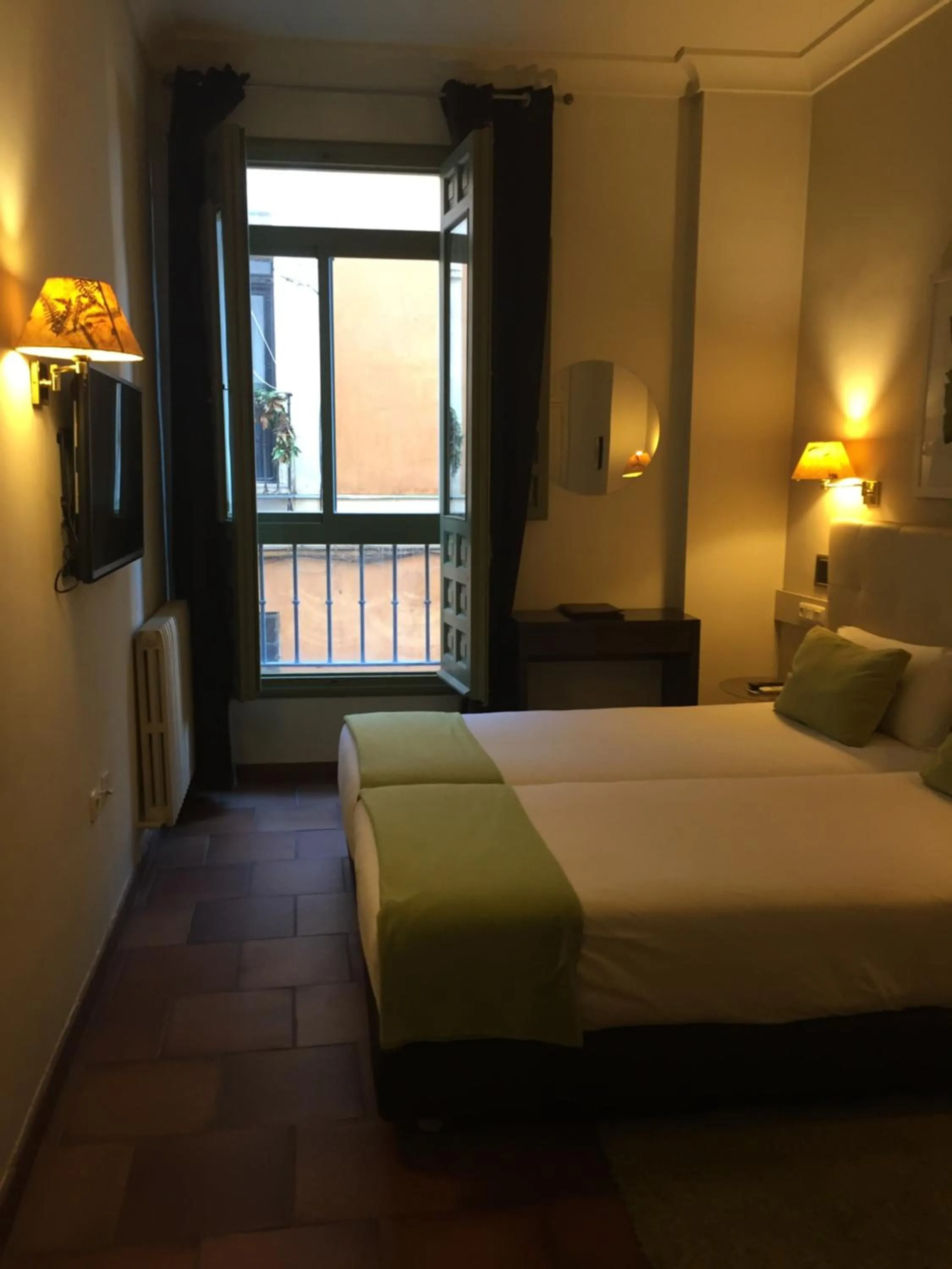 Bed in Hotel Leonor de Aquitania