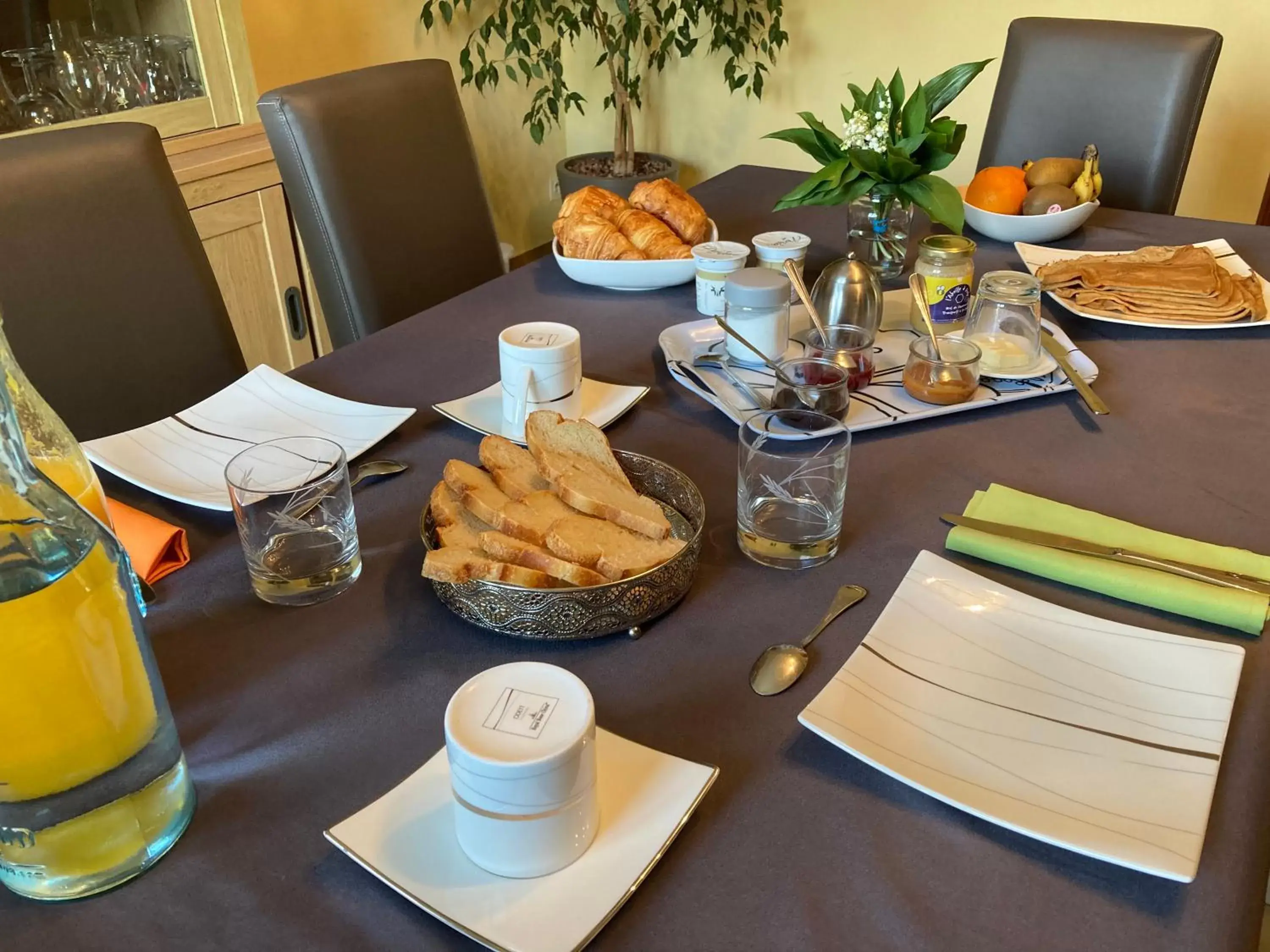 Continental breakfast in Chambre privée-Kermoal