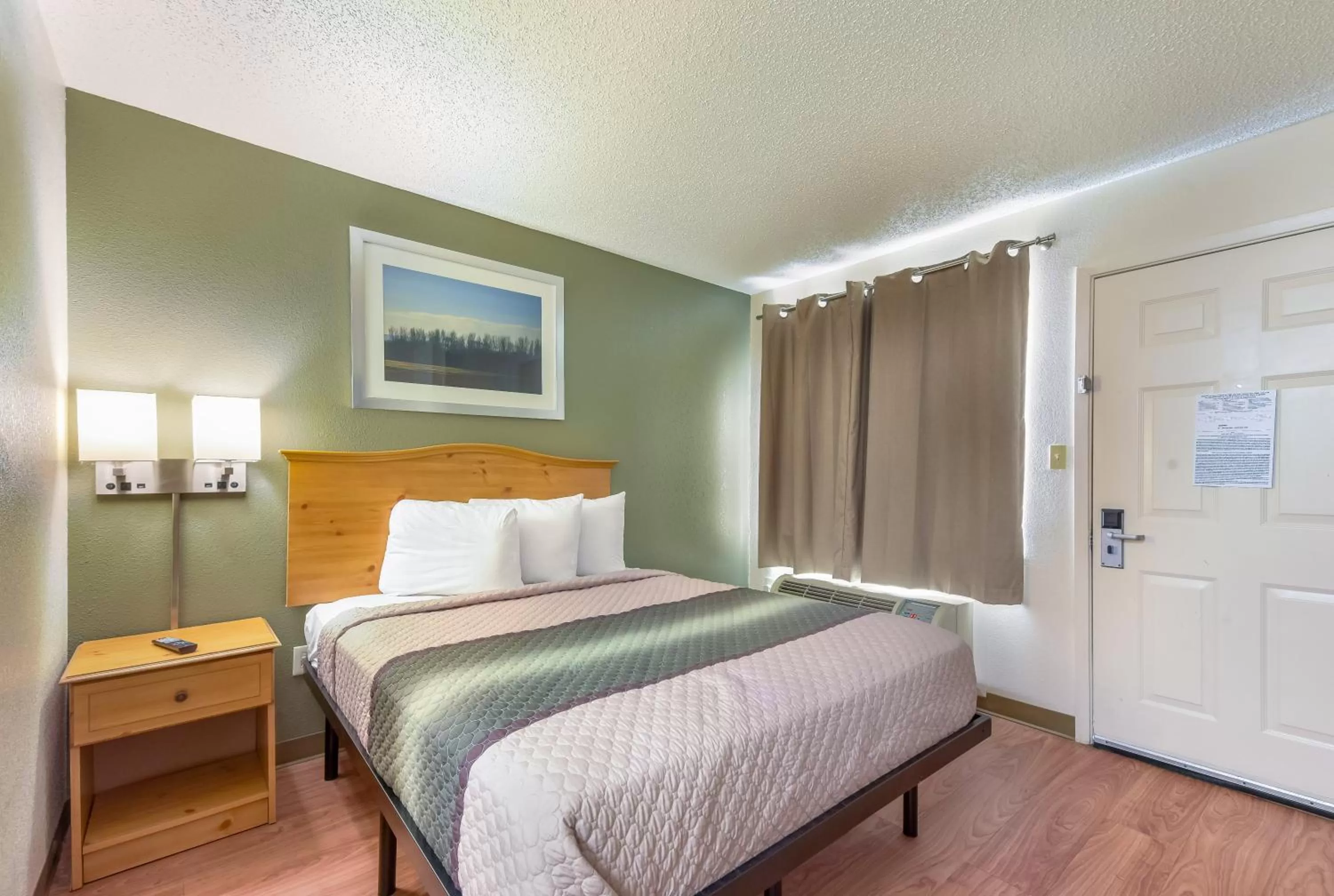 Photo of the whole room, Bed in HomeTowne Studios by Red Roof Dallas - North Addison - Tollway