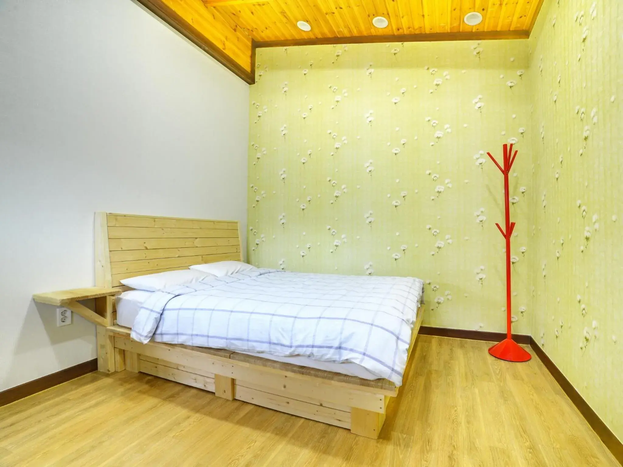Bedroom, Room Photo in White Cabin