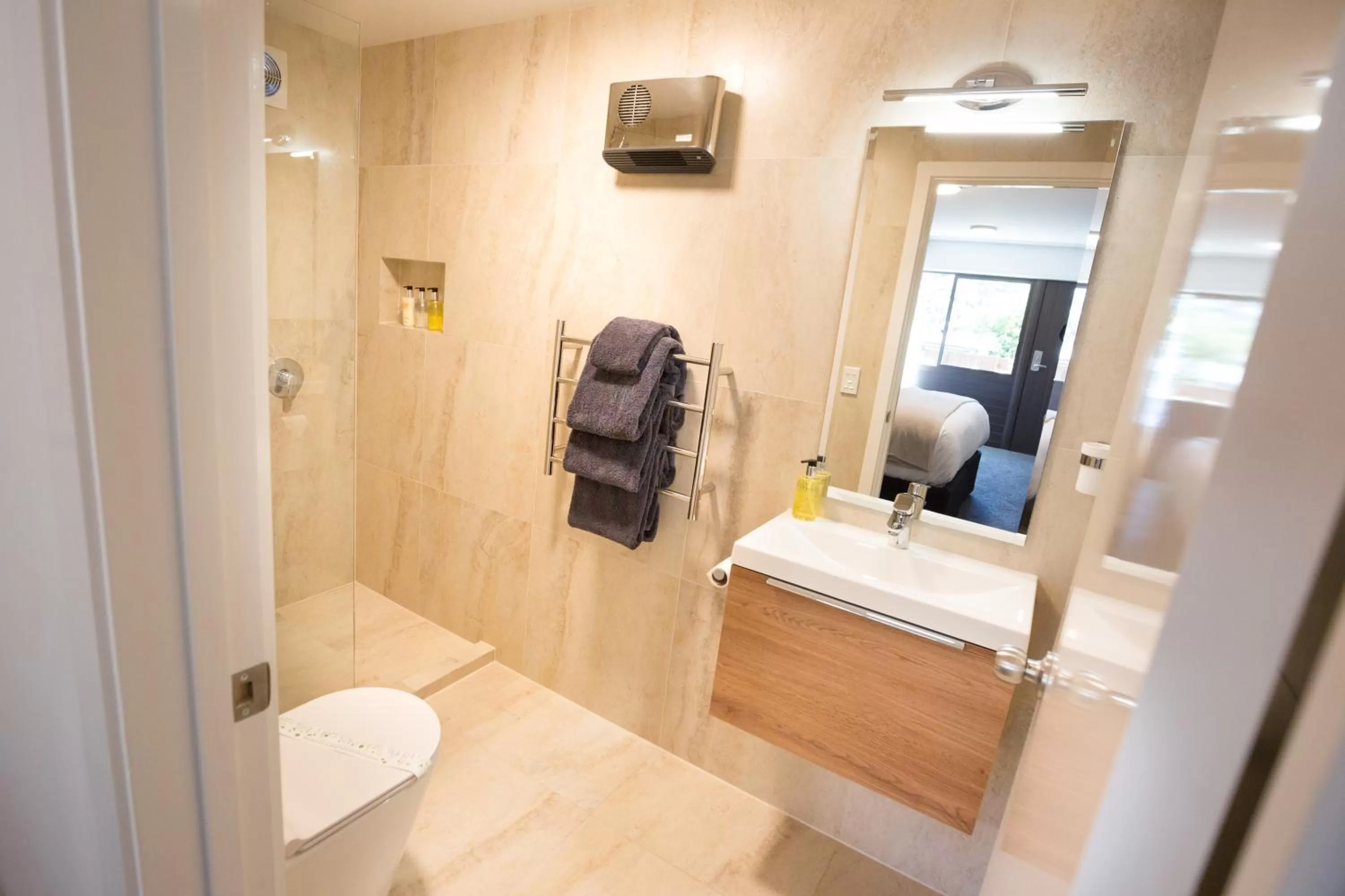 Shower in Lomond Lodge Motel & Apartments