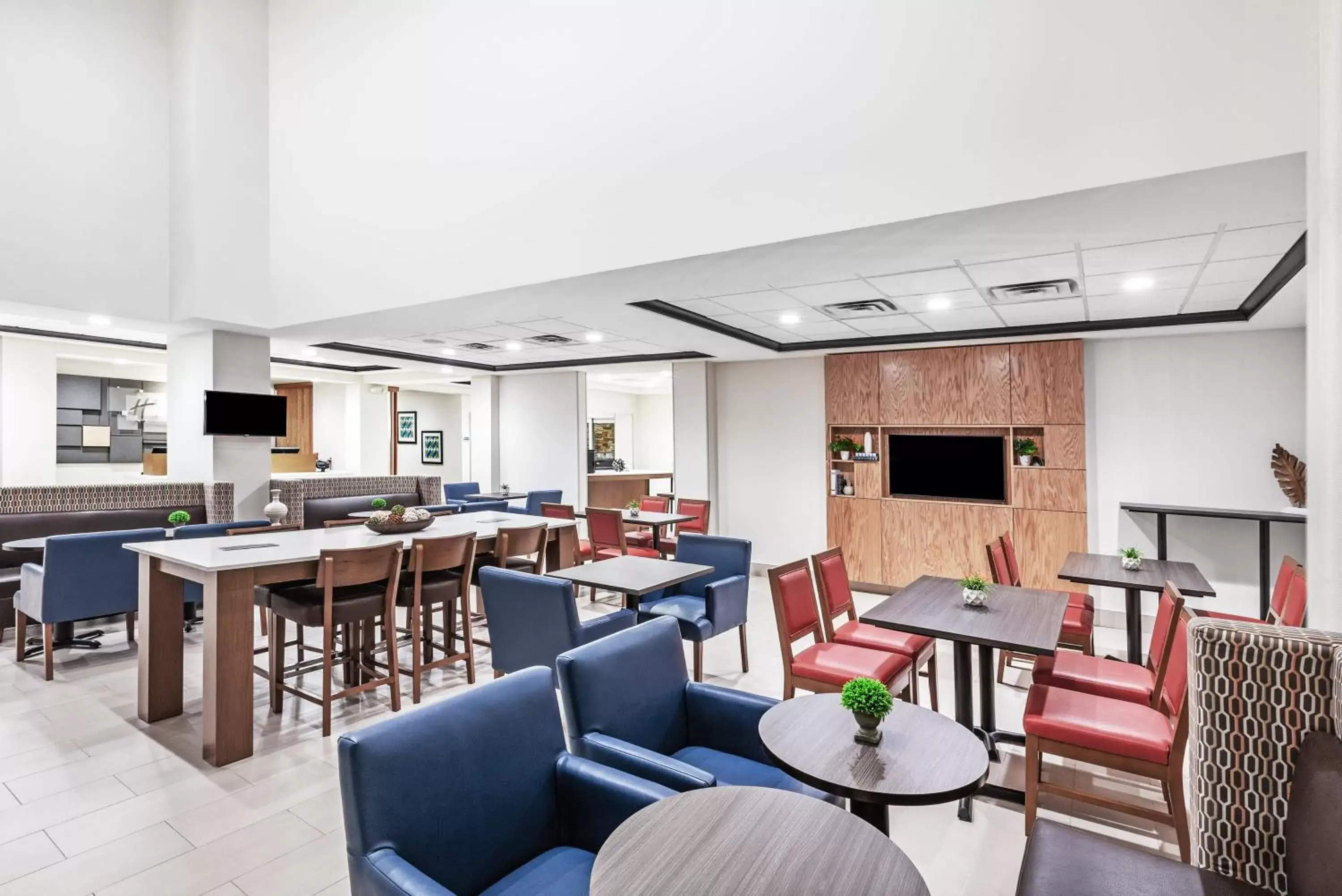 Breakfast, Lounge/Bar in Holiday Inn Express & Suites Baton Rouge East, an IHG Hotel