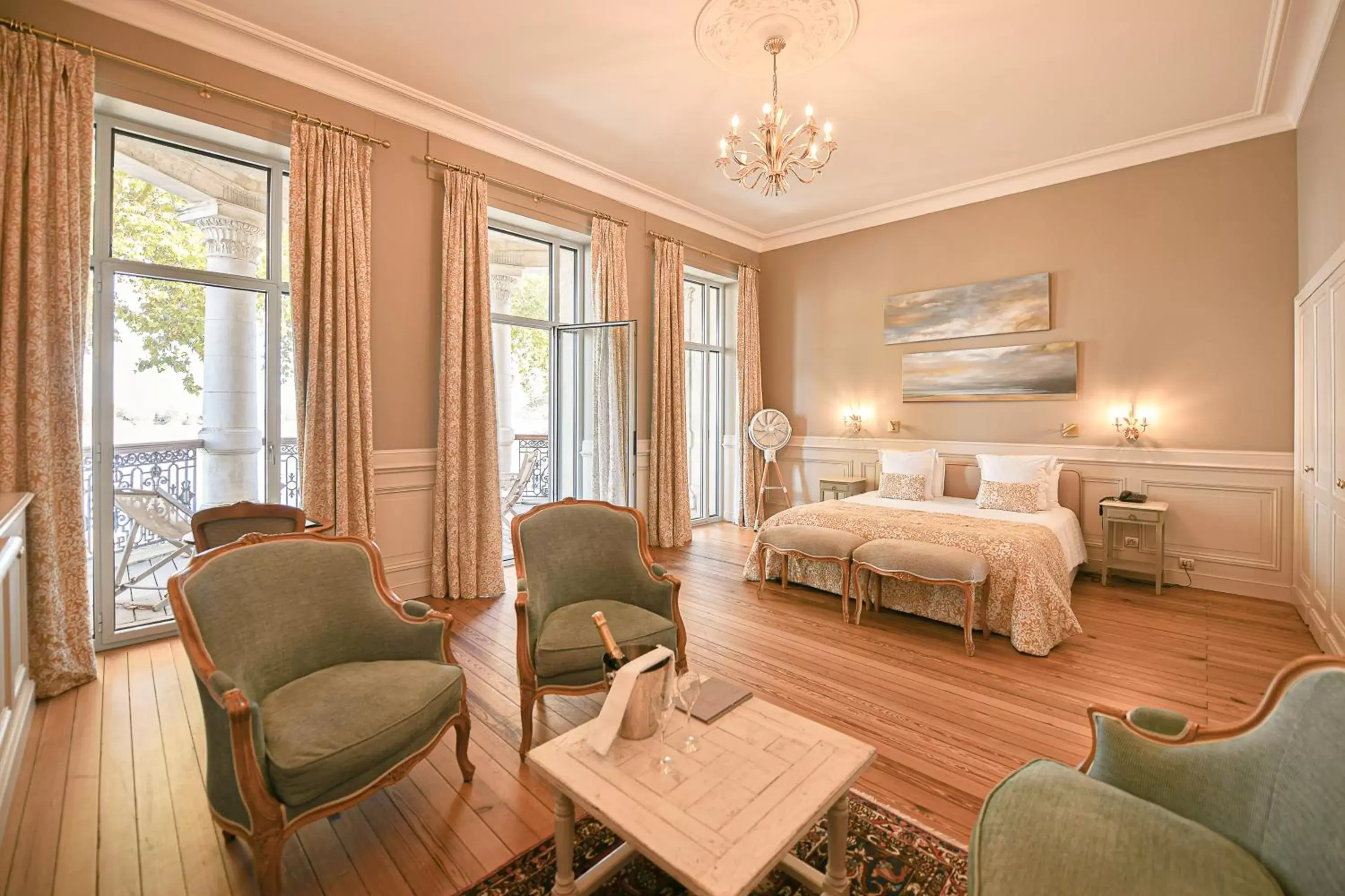 Living room, Bed in Château Grattequina Hôtel Living room, Bed in Château Grattequina Hôtel